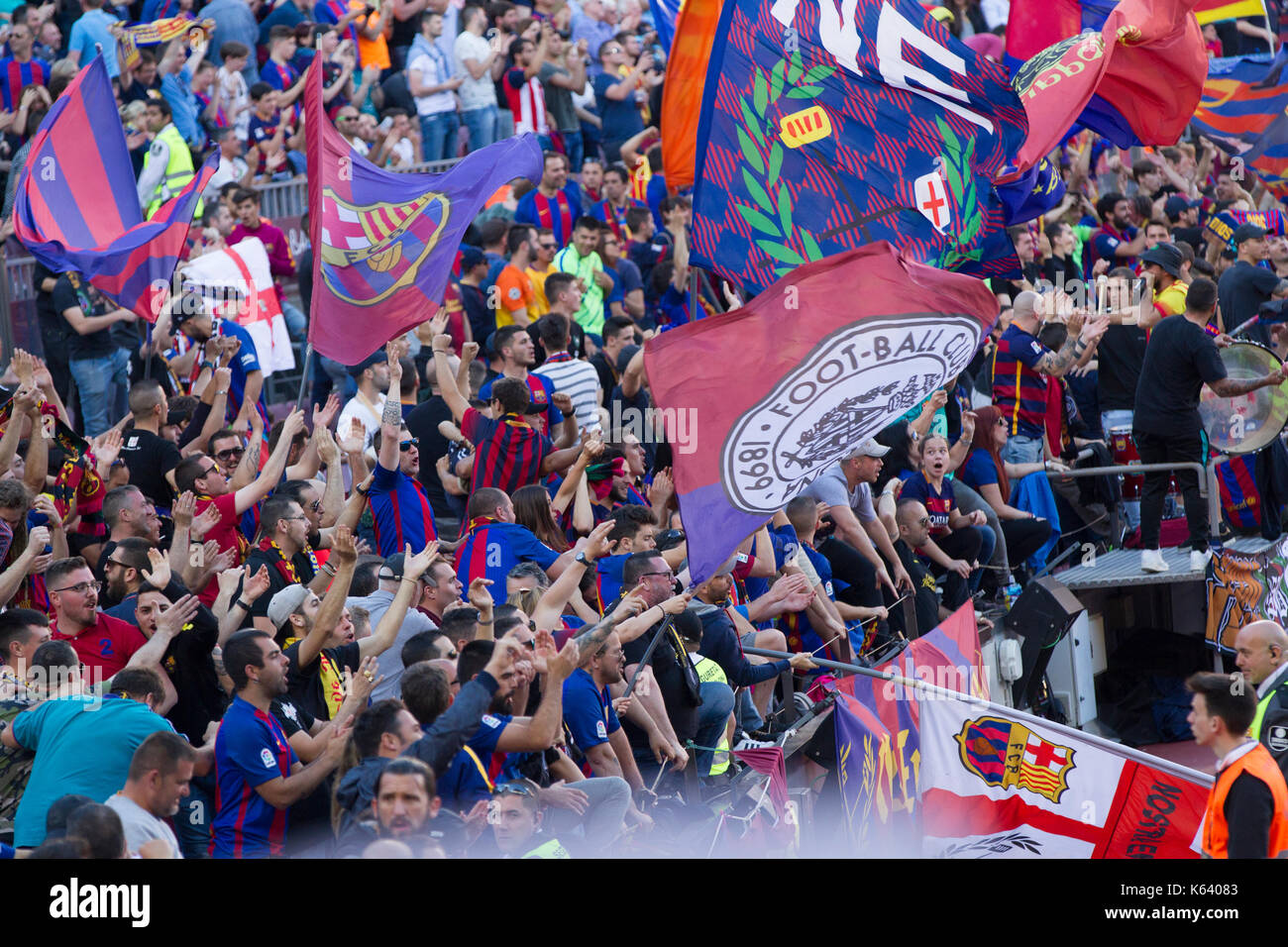 Barcelona Fans und Unterstützern feiern Ziel zählte - 6/5/17 Barcelona gegen Villarreal Fußball-Liga Match im Camp Nou, Barcelona. Stockfoto