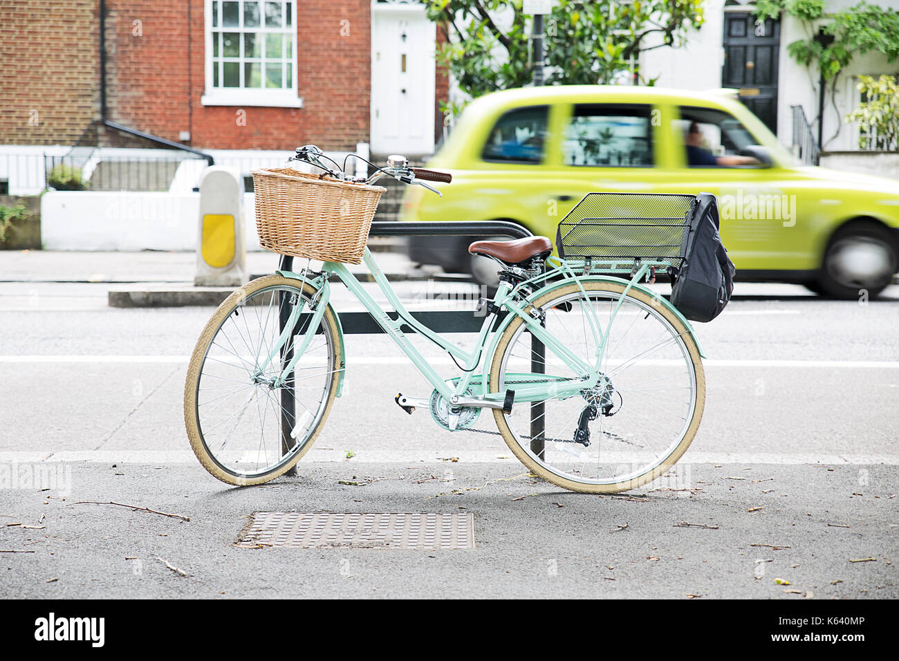Meine Damen Fahrrad- und London Taxi Stockfoto