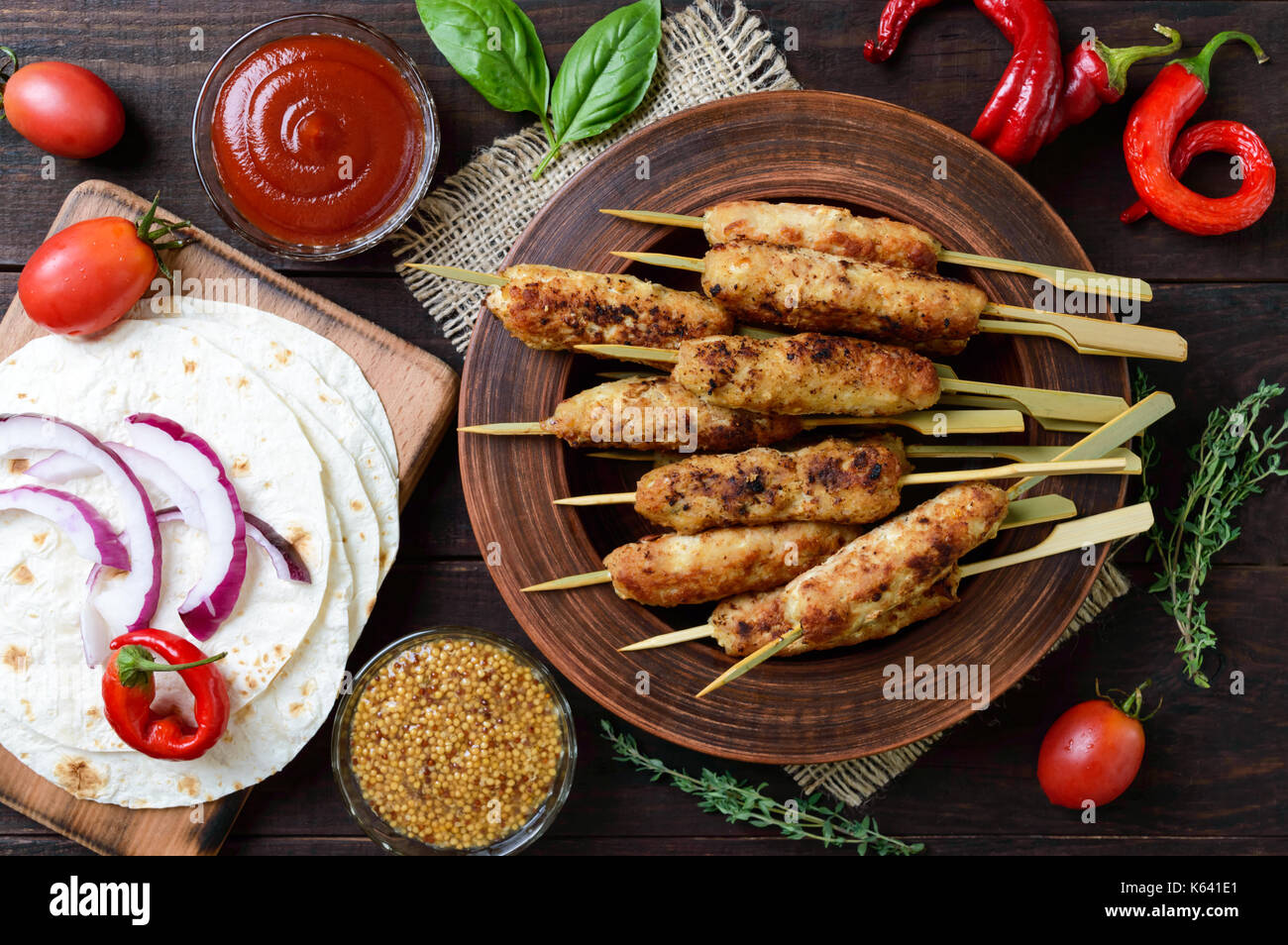 Lula-Kebab ist ein traditionelles kaukasisches Fleischgericht. Gehacktes gebratenes Fleisch auf Spieße. Türkische Küche. Stockfoto