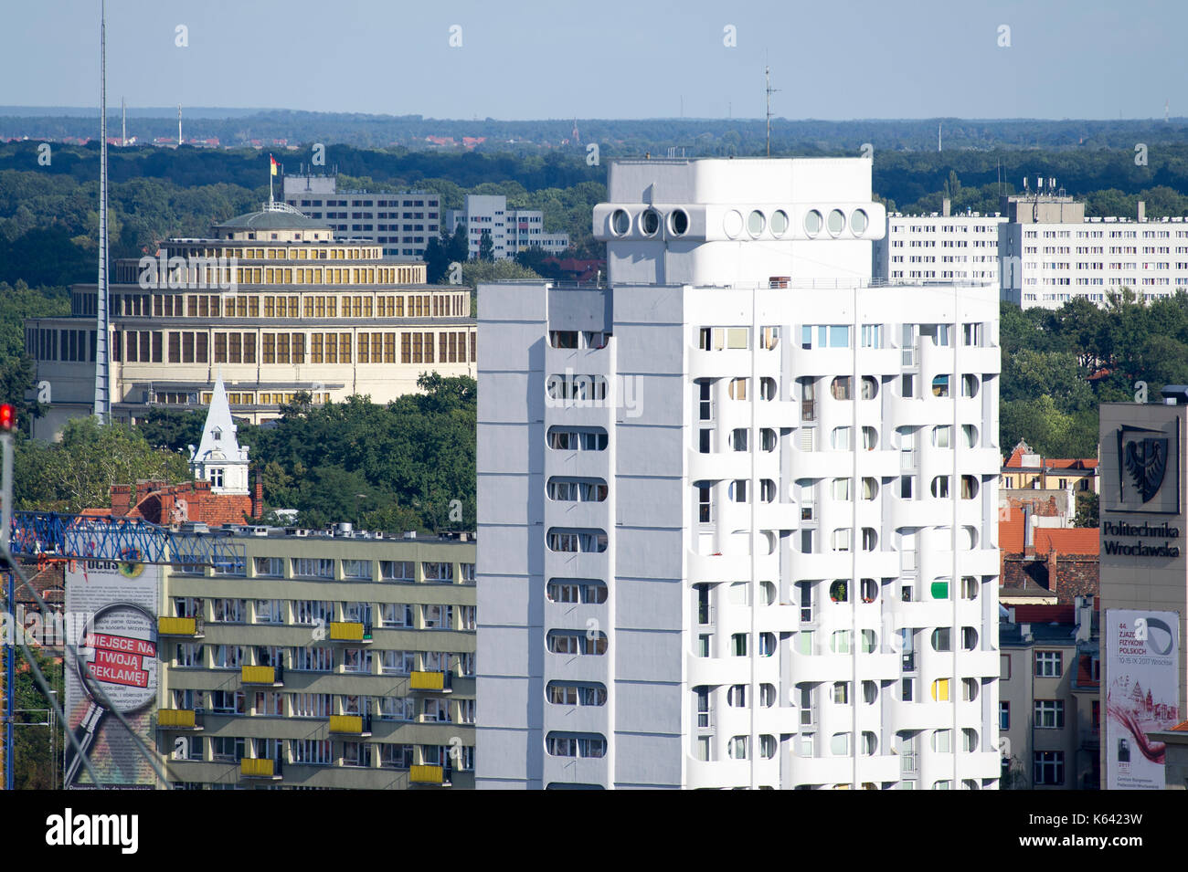 Mehrfamilien Wohnhaus namens Wroclaw Manhattan oder die Toilette spülen bulding und Hala Stulecia (Centennial Hall) von Max Berg aufgeführten Welt Heritag Stockfoto