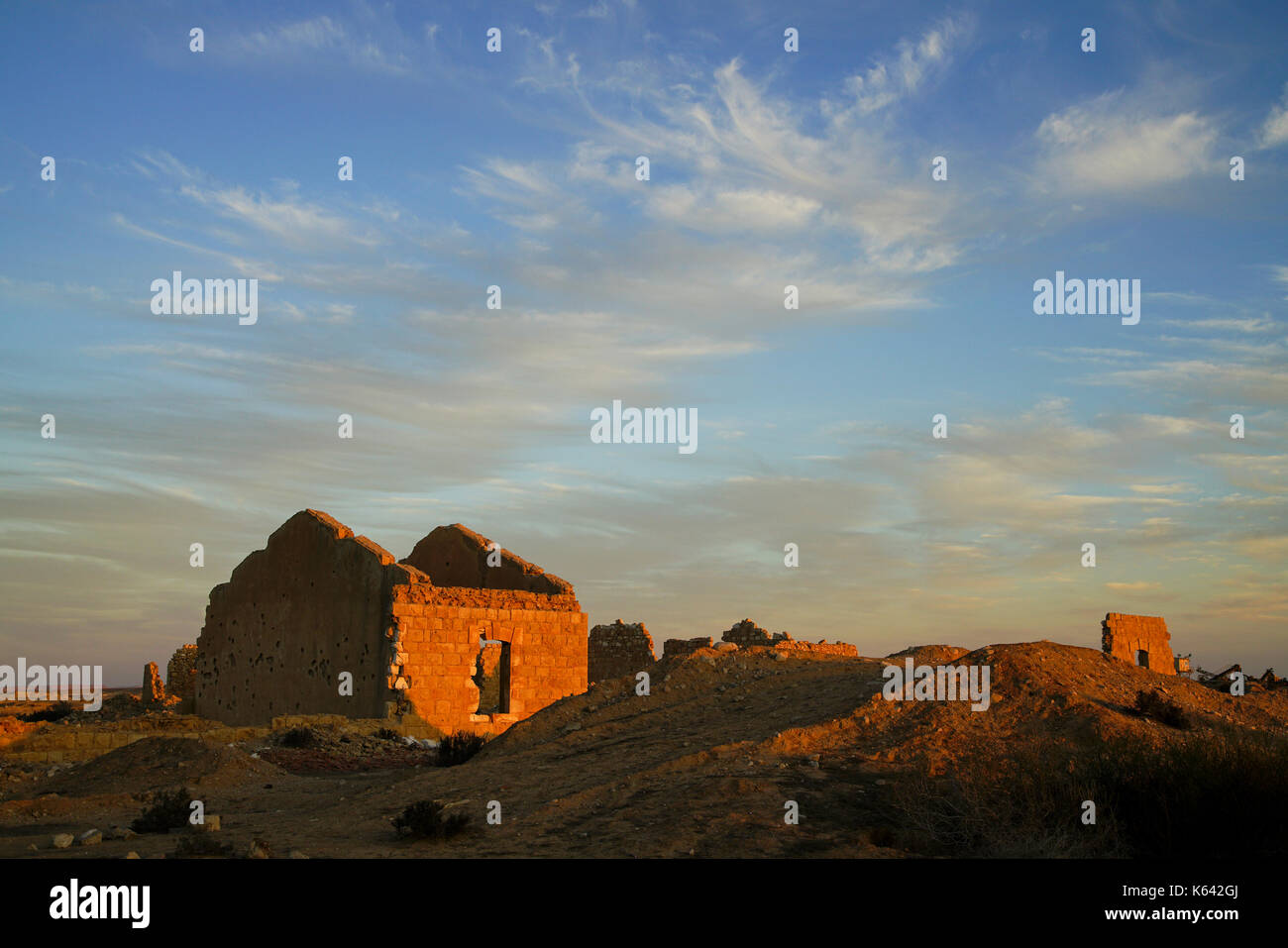 Einem alten verfallenen Gebäude in der Wüste bei Sonnenuntergang, Negev, Israel Stockfoto