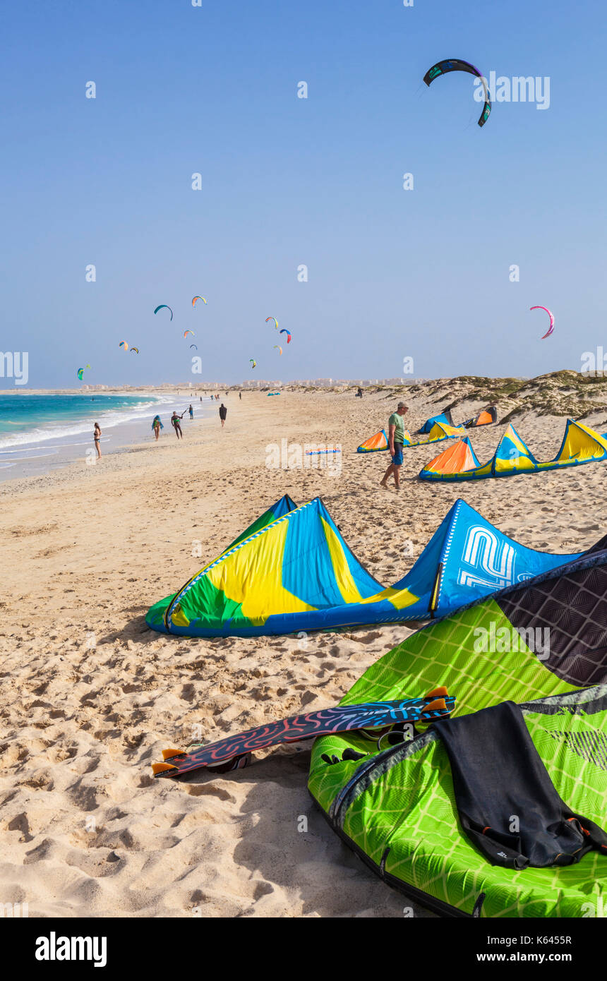 Kap VERDE-SAL-Kite-Surfer und Kite-Surfen am Kite-Beach, Costa da Fragata, Santa Maria, Sal, Kap Verde, Praia da Fragata, Afrika Stockfoto