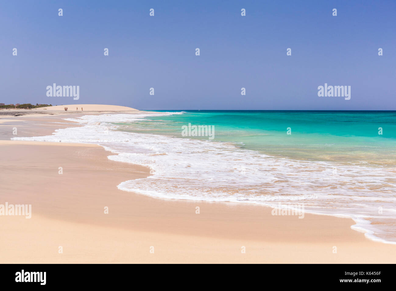 Kap Verde SAL leeren Strand-Szene - die Leere des weißen Sand und blaues Meer am Strand in der Nähe von Ponta Preta santa maria Insel Sal Kapverden Afrika Stockfoto