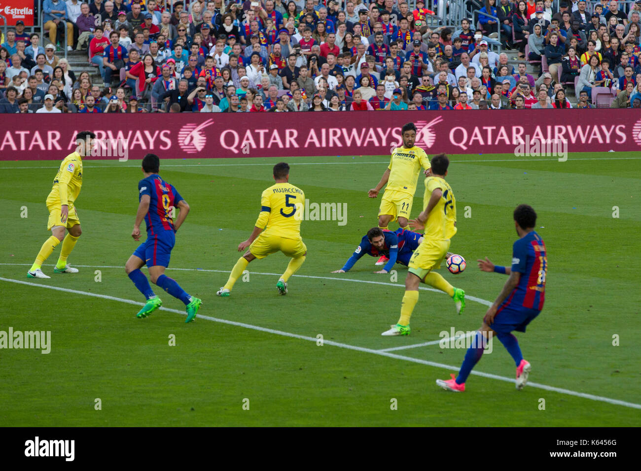 Leo Messi in Angriff genommen wird - 6/5/17 Barcelona gegen Villarreal Fußball-Liga Match im Camp Nou, Barcelona. Stockfoto