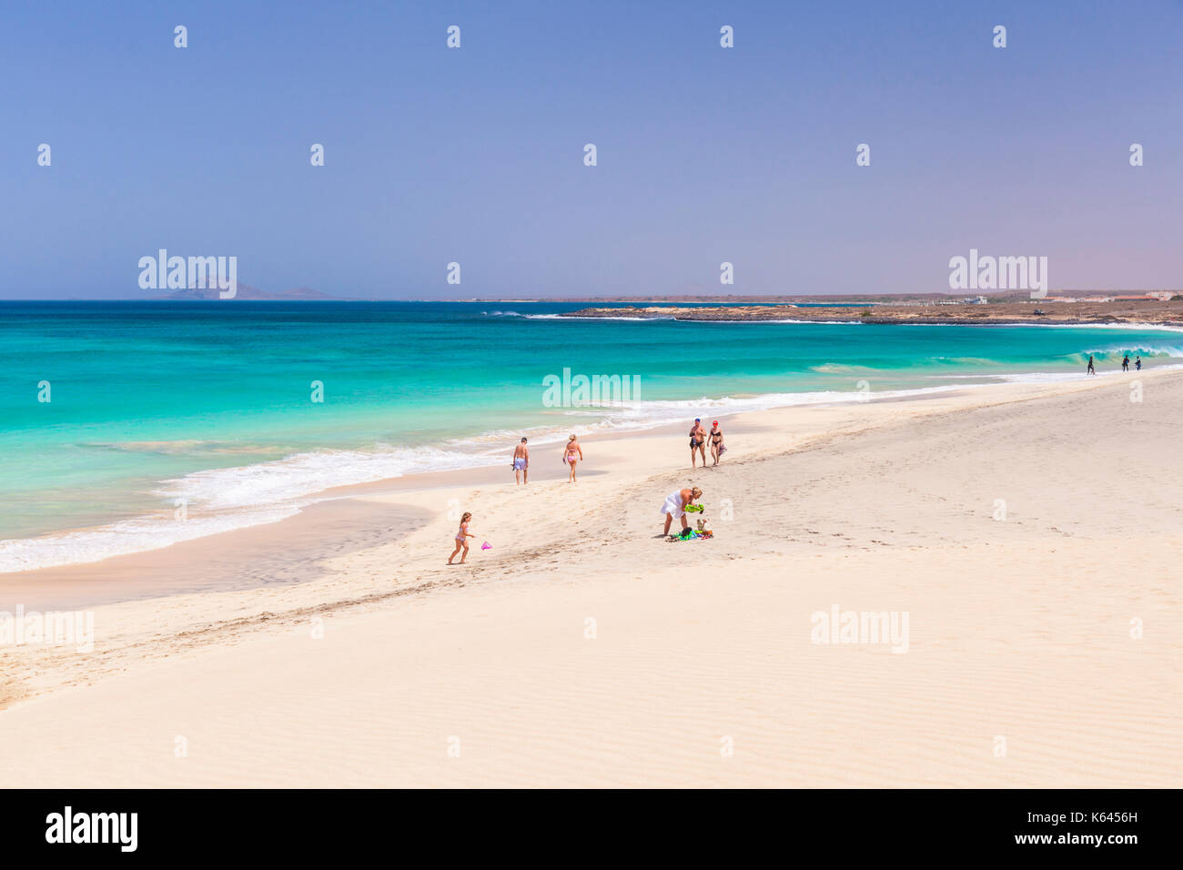 Kap Verde SAL Touristen, die Leere der weißen Sand und blaues Meer am Strand in der Nähe von Ponta Preta santa maria Insel Sal Kapverden Afrika Stockfoto