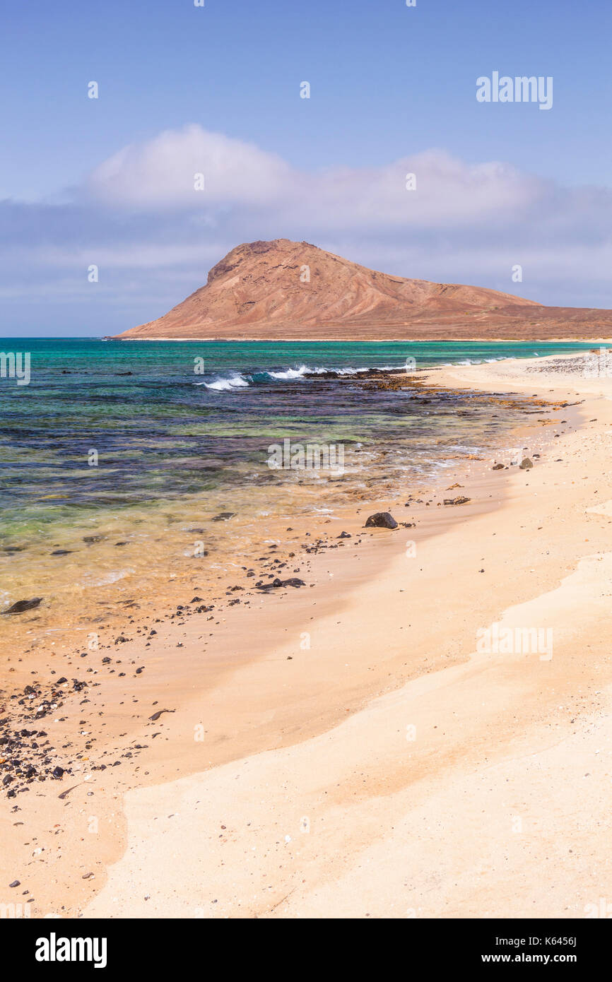 Kap Verde SAL leeren Sandstrand und die Bucht in der Nähe von Monte Leao Berg (Sleeping Lion Mountain), Insel Sal, Kap Verde, Atlantik, Afrika Stockfoto