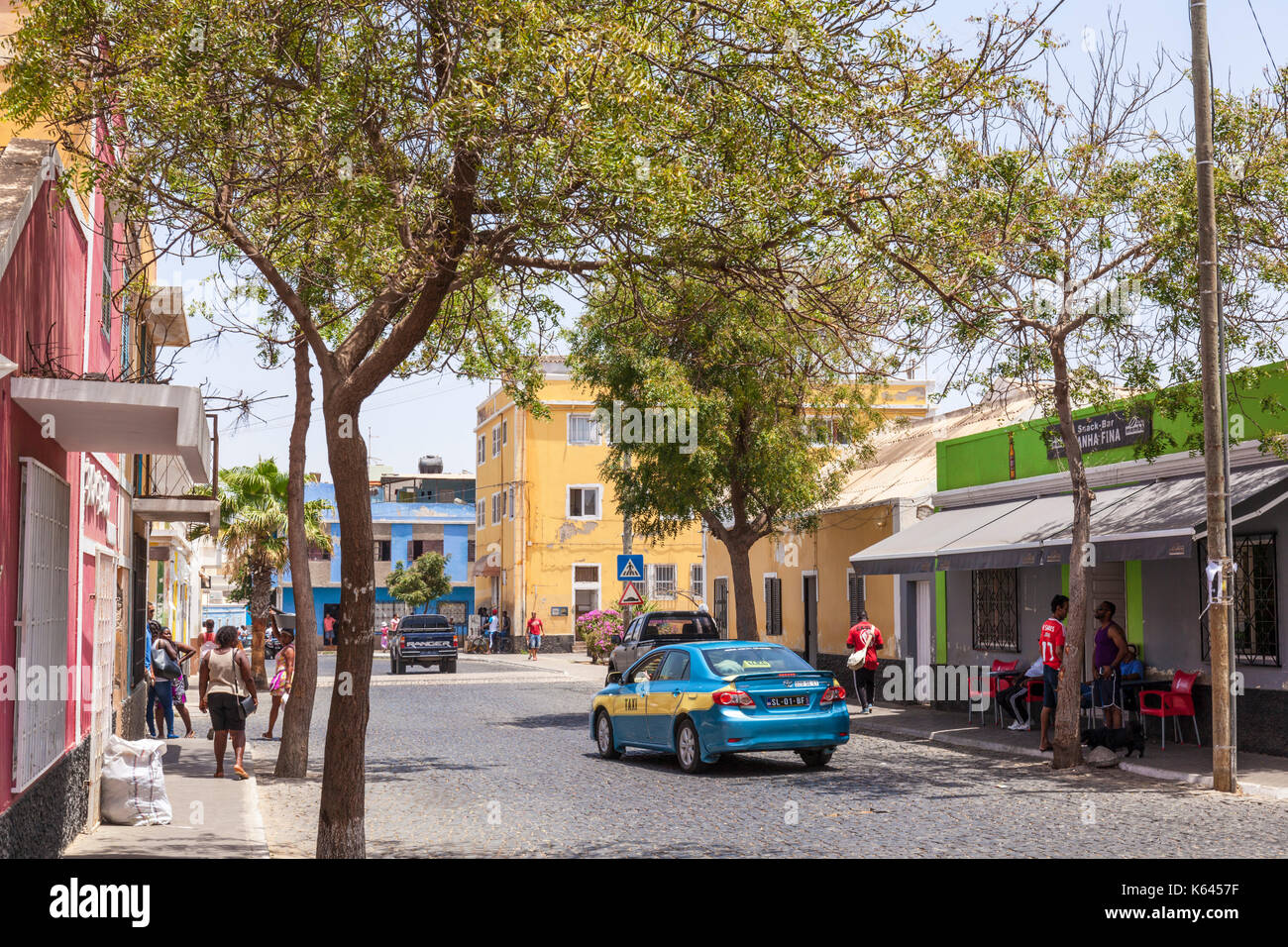 Kap Verde Sal Kap Verde Straße in der Hauptstadt Espargos, Taxi und der örtlichen Bevölkerung einkaufen Espargos, Santa Maria, Insel Sal, Kap Verde, Afrika Stockfoto