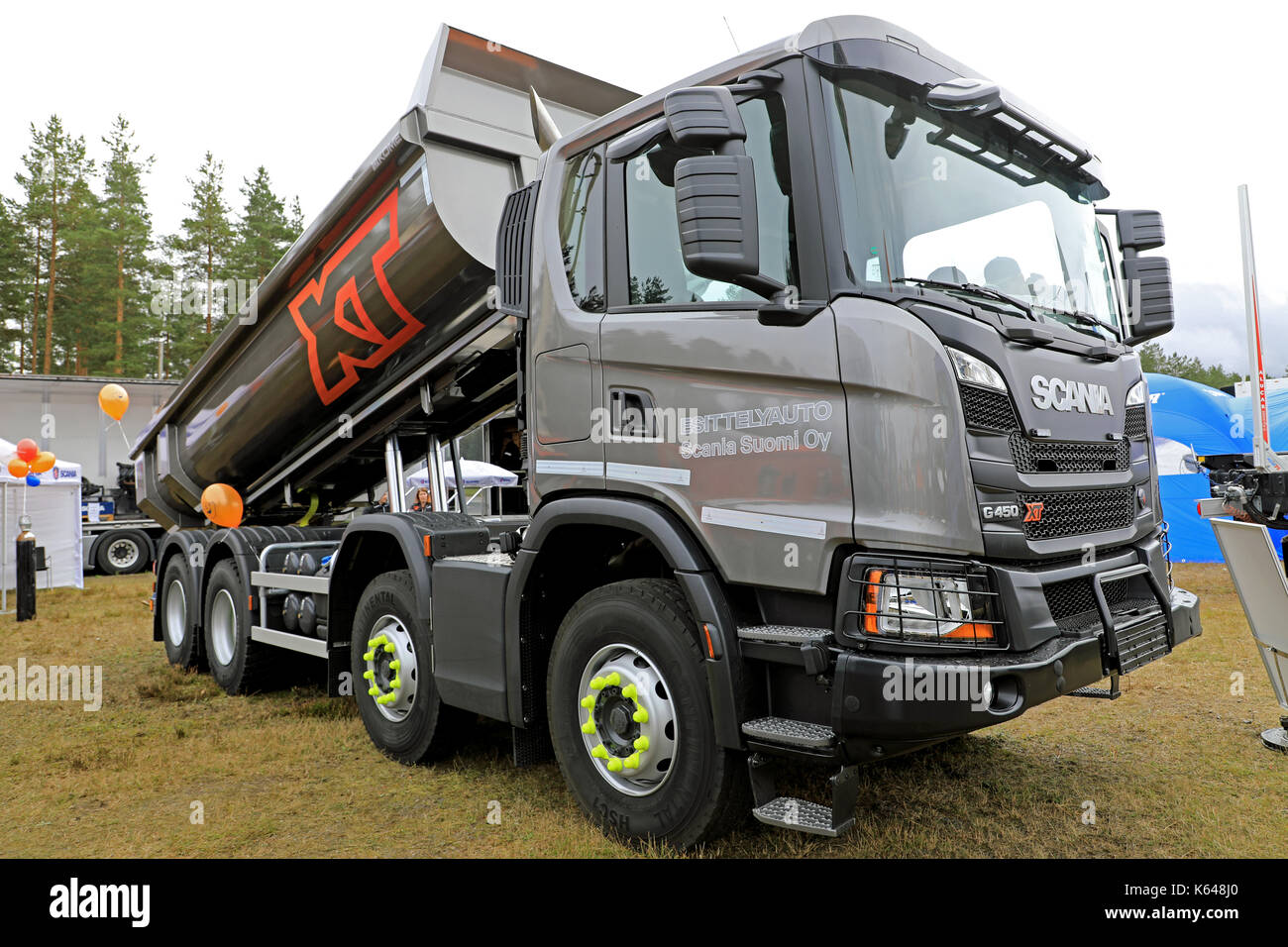 HYVINKAA, Finnland - 8 September, 2017: Scania G450 XT Kipper, mit heavy duty Stoßfänger und Scheinwerfer Schutz gitter auf Display. Scania presen Stockfoto