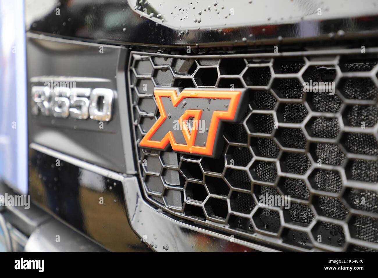 HYVINKAA, Finnland - 8 September, 2017: Detail von Scania XT Lkw Frontgrill in Regen. Scania Suomi Oy präsentiert die neue XT schwere Lkw der Baureihe auf Maxpo 2 Stockfoto