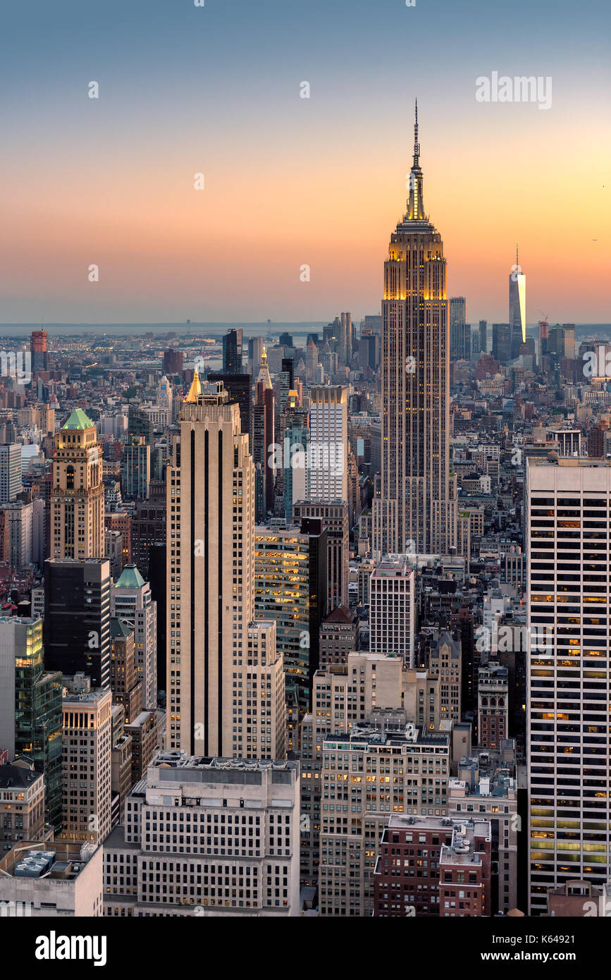 New York City Skyline im Sonnenuntergang, Luftbild. Stockfoto