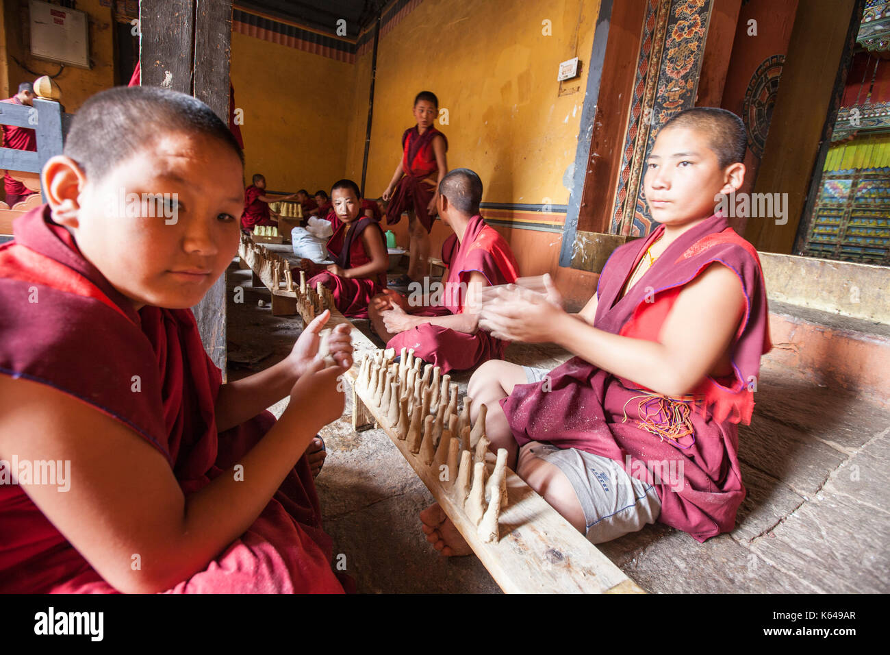 Junge buddhistische Mönche erstellen Handarbeiten, Bhutan Stockfoto