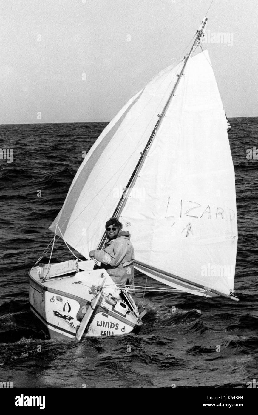 AJAXNETPHOTO. AUGUST, 1982. FALMOUTH, England. - Kleinste Yacht segeln Atlantik - BILL DUNLOP (USA) IN SEINEM 9 M LANG (2,7M) YACHTCHARTER WIND WIRD KOMMT NACH 78 TAGEN den Atlantik überqueren. DUNLOP ZOG PORTLAND, Maine, am 13. Juni. Der LKW-Fahrer VERSCHWUNDEN IN DEN PAZIFISCHEN OZEAN IM JAHR 1984 BEI DEM VERSUCH, eine Weltumrundung IM SELBEN BOOT. Foto: AJAX-NEWS FOTOS REF: DUNLOP 821306 Stockfoto