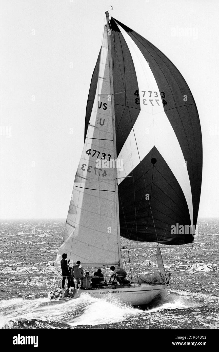 AJAXNETPHOTO. AUGUST, 1976. MARSEILLE, Frankreich. - Eine Tonne CUP WELTMEISTERSCHAFT - MARSEILLE (FRA) - AMERIKA JANE III (USA) TRAMPING ENTLANG IN DER RADE DE MARSEILLE. Foto: Jonathan Eastland/AJAX REF: 760408 1 14 Stockfoto