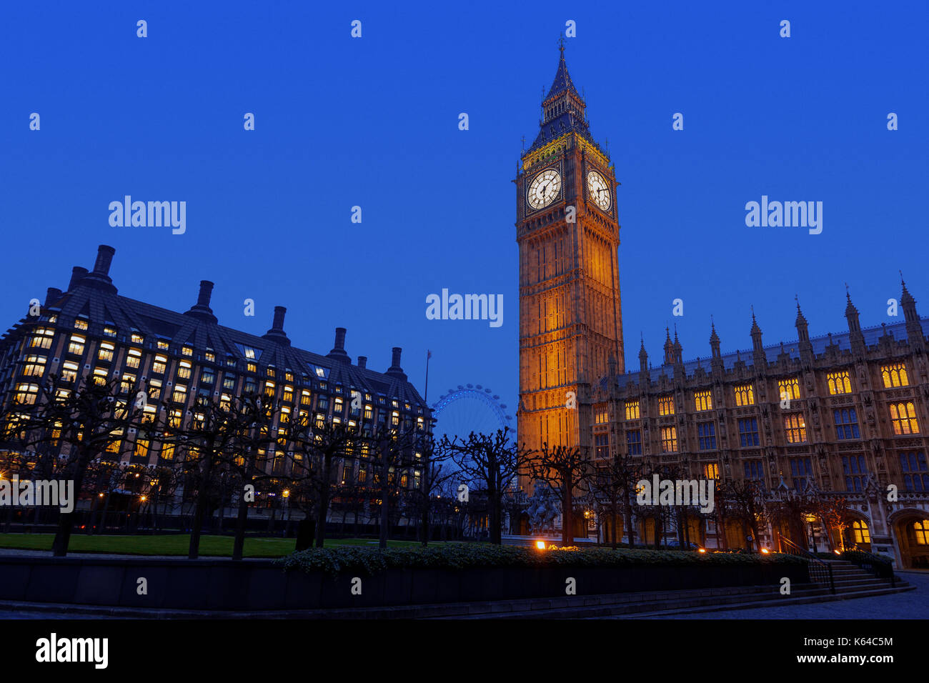 Nacht Blick auf den Palast von Westminster, Big Ben und Portcullis House in Westminster, England, Großbritannien Stockfoto