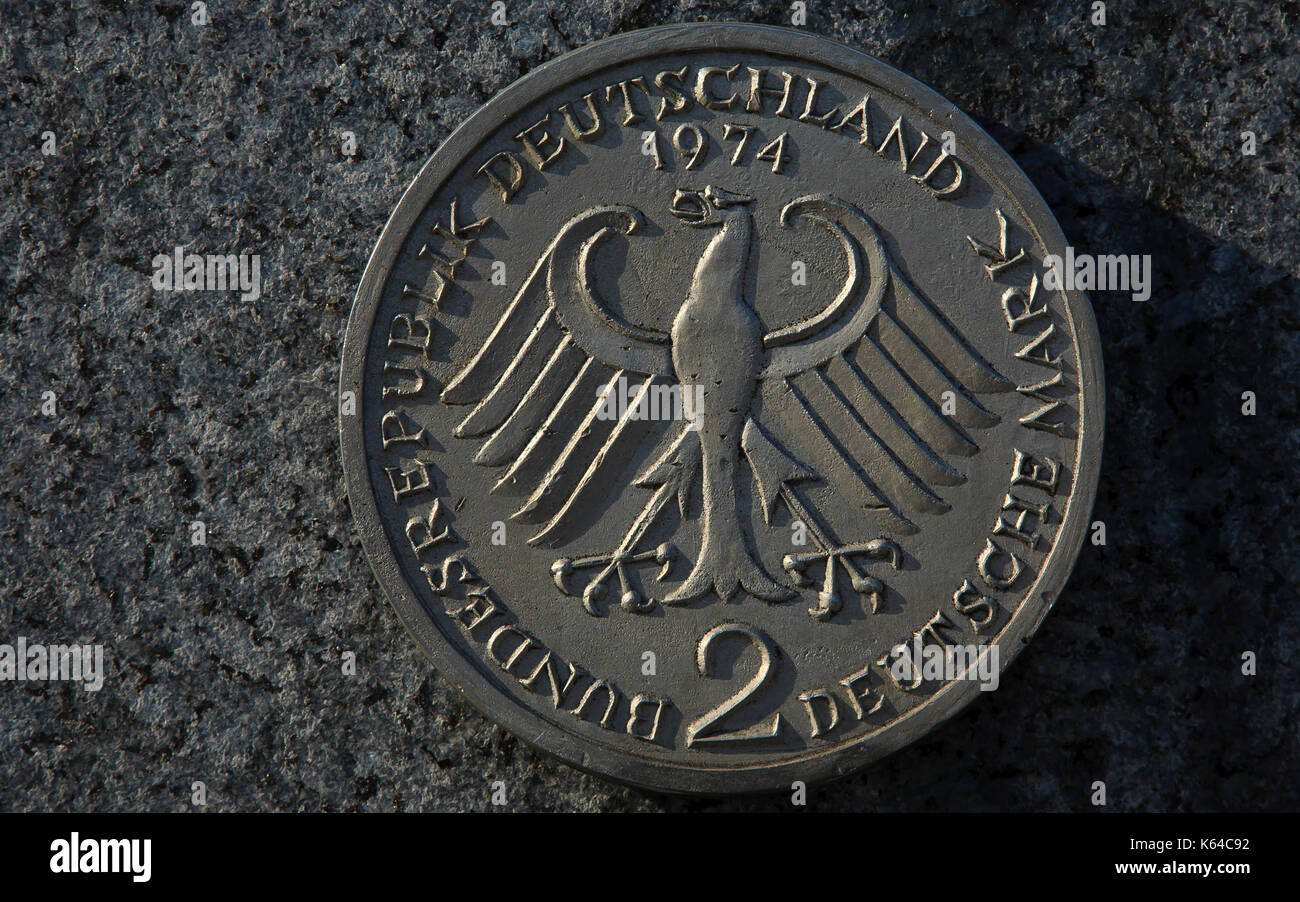Zwei deutsche Marken mit Bundesadler, D-Mark, Münze Stockfoto