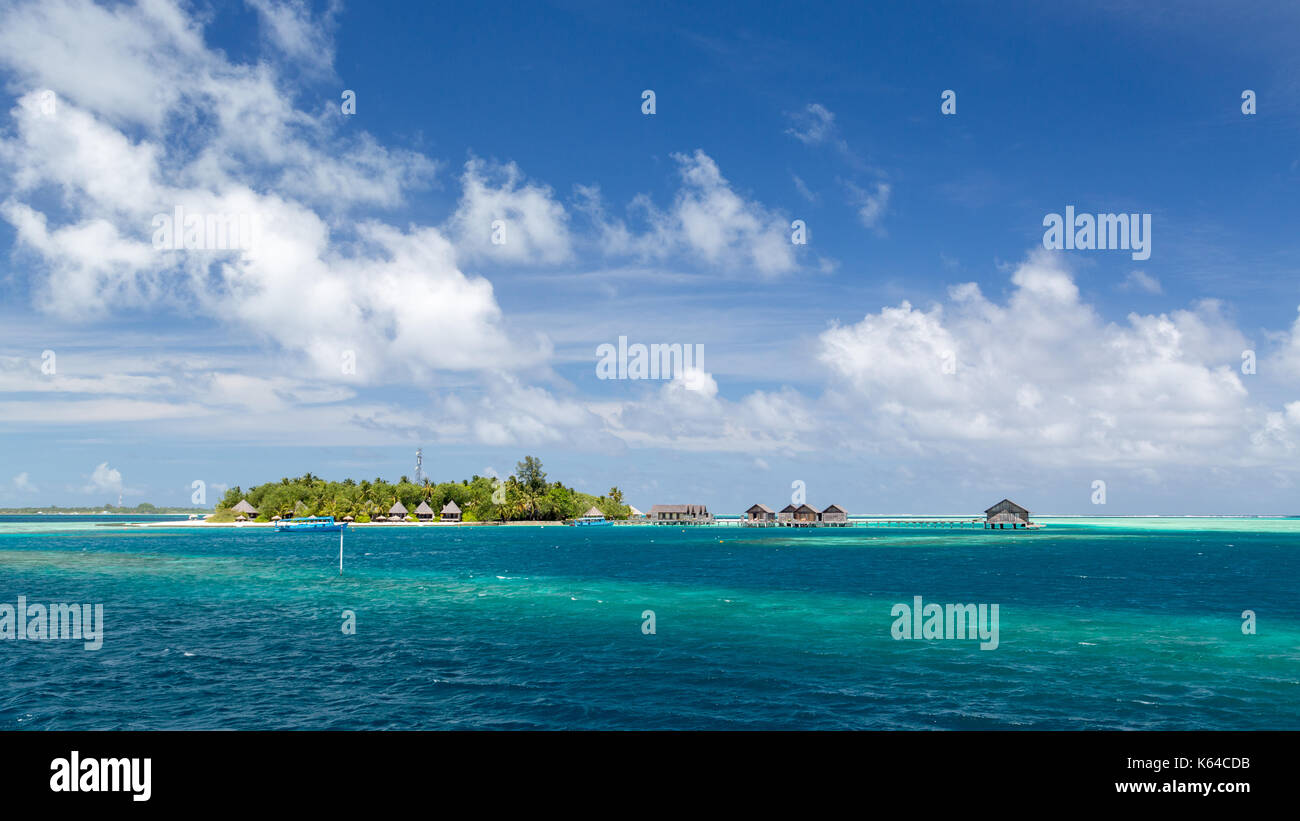 Kleine tropische Insel, türkisfarbenes Meer, bewölkter Himmel, Gangehi Island, Ari-Atoll, Malediven, Indischer Ozean Stockfoto