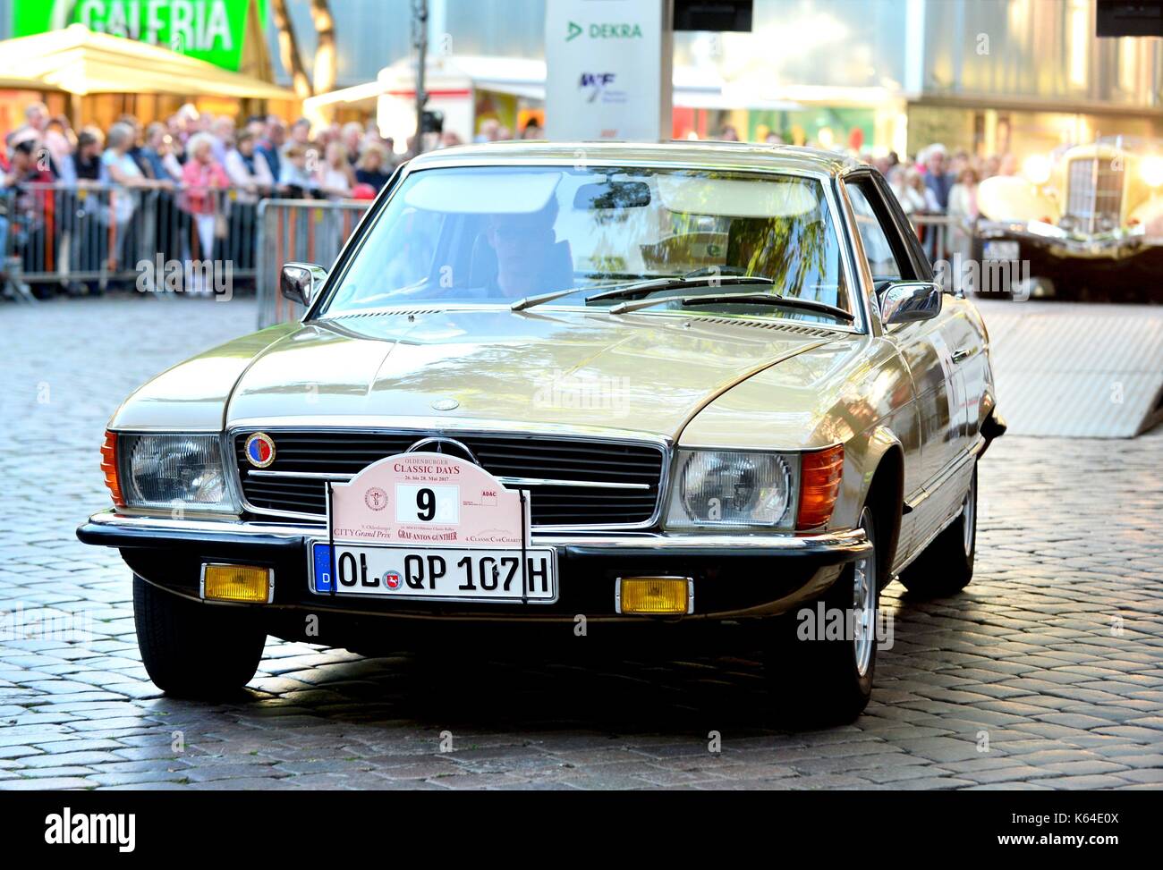 Oldenburg, Deutschland. 26 Mai, 2017. Die Teilnehmer starten mit einem Oldtimer vom Typ Mercedes-Benz 280 SLC in der Stadt Grand Prix in Oldenburg (Deutschland), 26. Mai 2017. | Verwendung der weltweiten Kredit: dpa/Alamy leben Nachrichten Stockfoto