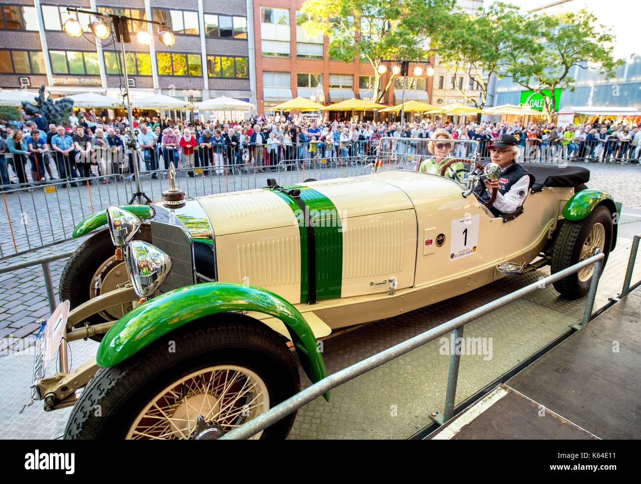 Oldenburg, Deutschland. 26 Mai, 2017. Die Teilnehmer starten mit einem Oldtimer vom Typ Mercedes-Benz SS710 an die Stadt Grand Prix in Oldenburg (Deutschland), 26. Mai 2017. | Verwendung der weltweiten Kredit: dpa/Alamy leben Nachrichten Stockfoto