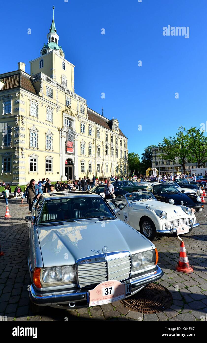 Oldtimer vom Typ Mercedes-Benz 230 CE, Triumph TR3a und andere historische Autos in der Stadt Grand Prix in Oldenburg (Deutschland), 26. Mai 2017. | Verwendung weltweit Stockfoto
