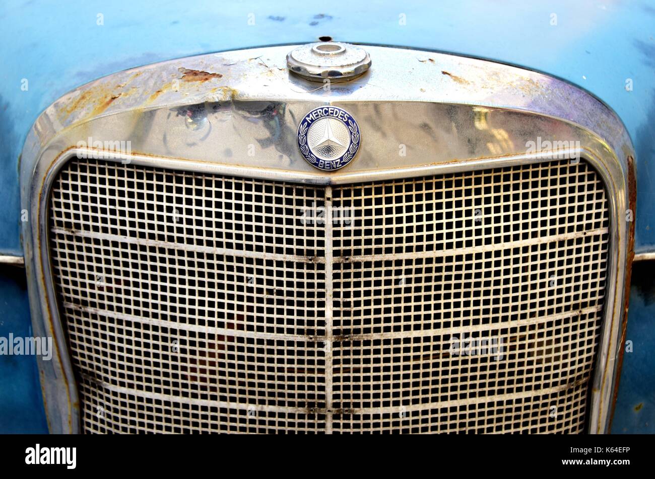 Ajaccio, Frankreich. 17. Juli 2017. Historische Wagen vom Typ Mercedes-Benz in einer Straße von Ajaccio auf der Insel Korsika (Frankreich), 17. Juli 2017. | Verwendung der weltweiten Kredit: dpa/Alamy leben Nachrichten Stockfoto