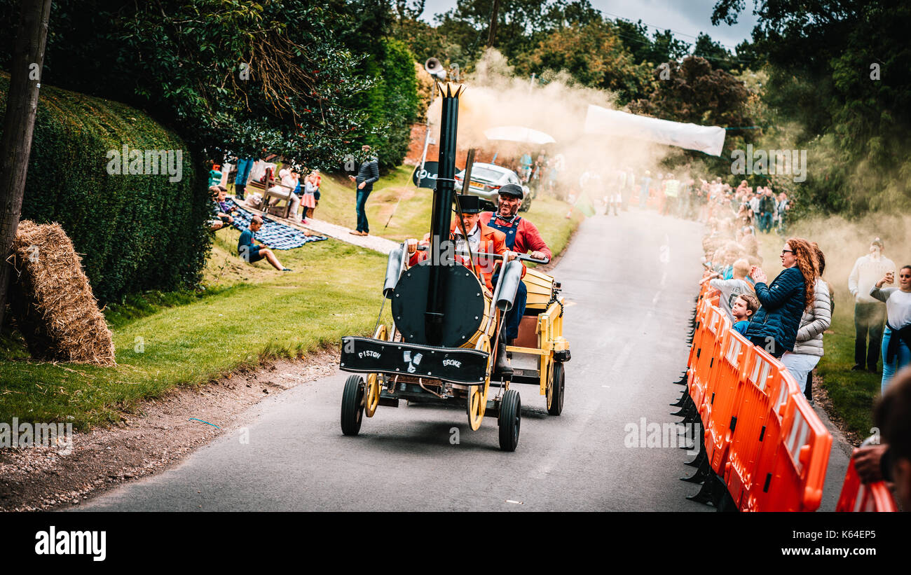 Köstner, UK. 10 Sep, 2017. Teilnehmer an der 11. Schwerkraft Grand Prix in Cookham, Berkshire, Vereinigtes Königreich am 10. September 2017 stattfand. Das Kapital, das von der Charity Go-kart event ging an der Thames Valley Air Ambulance. Credit: Worsfold/Alamy leben Nachrichten Stockfoto