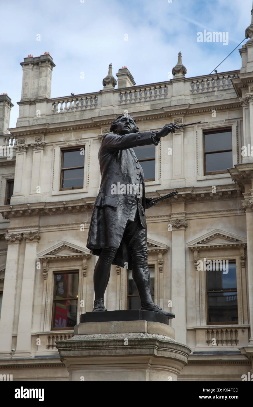 London, Großbritannien. 11 Sep, 2017. Sir Joshua Reynolds Statue außerhalb der Königlichen Akademie der Kunst auf einen angenehmen und warmen Nachmittag in London wie starke Winde von 60-7 mph sind in Großbritannien in den nächsten Tagen erwartet, sie entsprechend dem Met Office sie nicht ohnehin zu den Hurrikan Irma Kredit verbunden sind: Keith Larby/Alamy leben Nachrichten Stockfoto