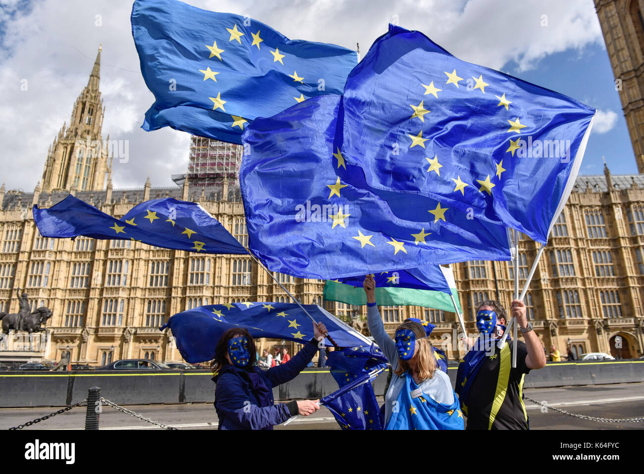 London, Großbritannien. 11 Sep, 2017. Anti-Brexit Demonstranten wave Europäische Union Flaggen außerhalb der Häuser des Parlaments, die sich für die Aufhebung der Brexit Rechnung. Credit: Stephen Chung/Alamy leben Nachrichten Stockfoto