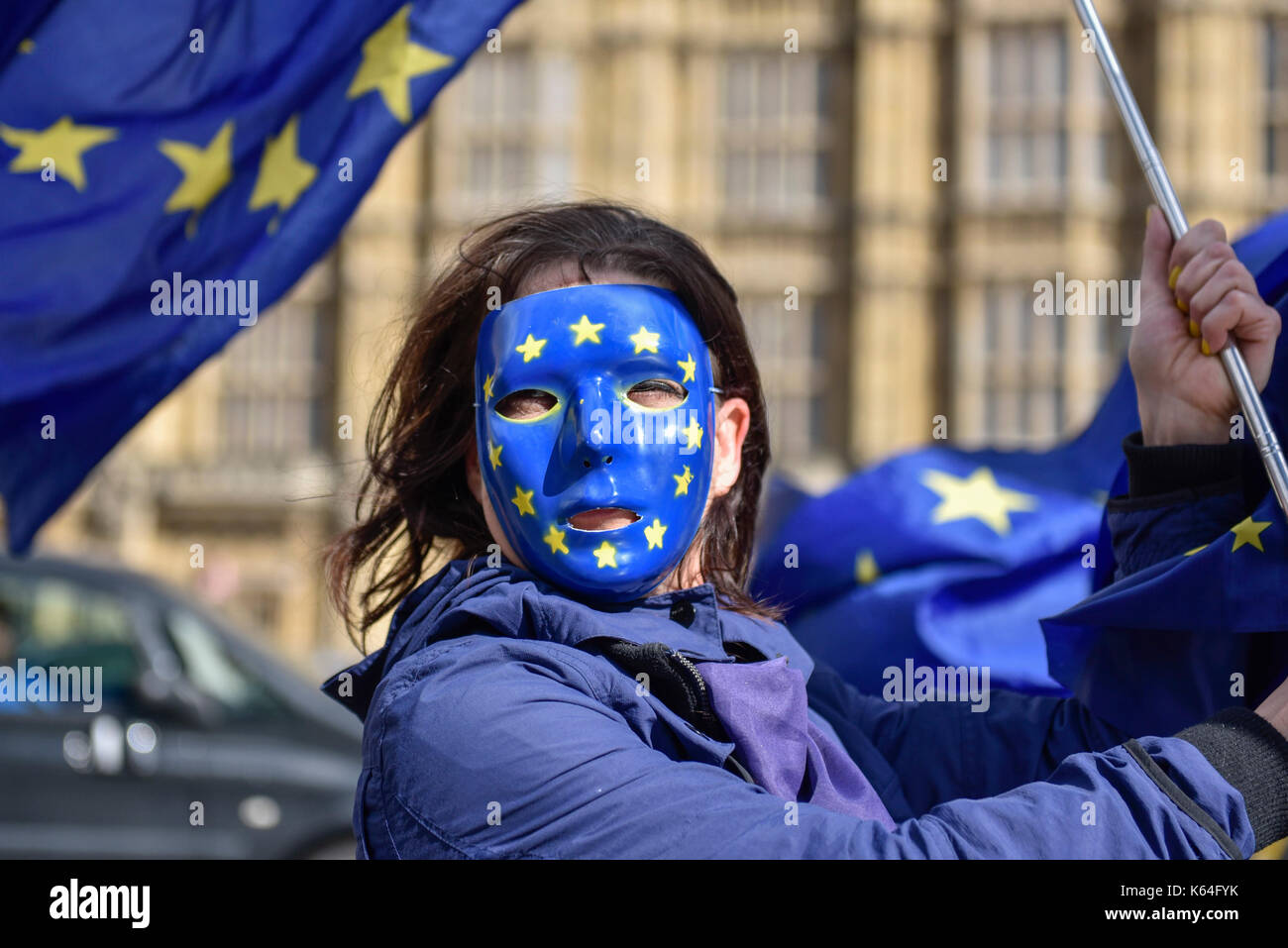 London, Großbritannien. 11 Sep, 2017. Eine Anti-Brexit Demonstrant tragen Masken, die die Fahne der Europäischen Union Wellen eine Flagge ausserhalb der Häuser des Parlaments, die sich für die Aufhebung der Brexit Rechnung. Credit: Stephen Chung/Alamy leben Nachrichten Stockfoto