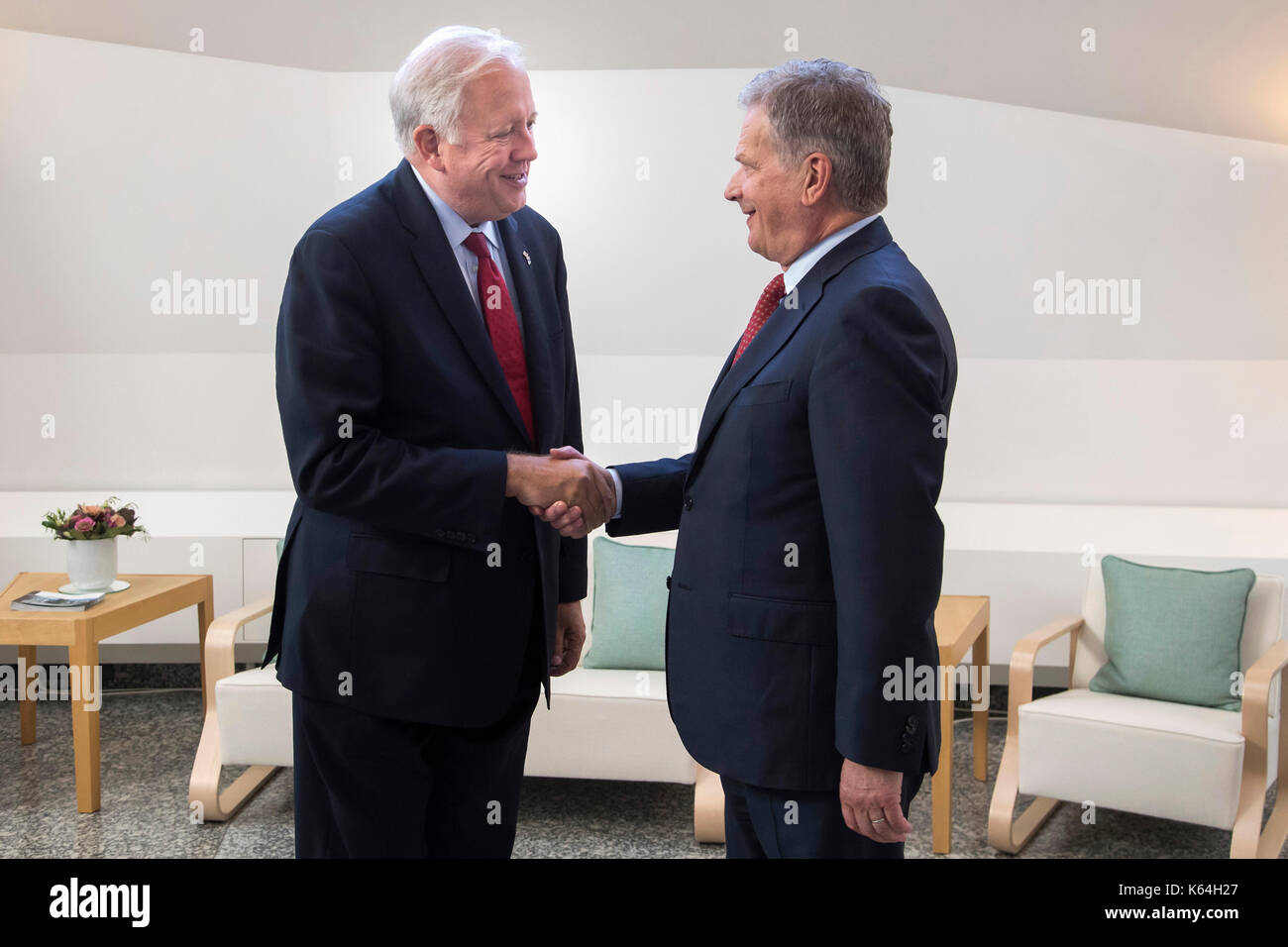 Helsinki, Finnland. 11 Sep, 2017. Finnische Präsident Sauli Niinisto (R) schüttelt Hände mit US-Besuch Staatssekretär Thomas Shannon in Helsinki, Finnland, Sept. 11, 2017. Credit: Matti Matikainen/Xinhua/Alamy leben Nachrichten Stockfoto