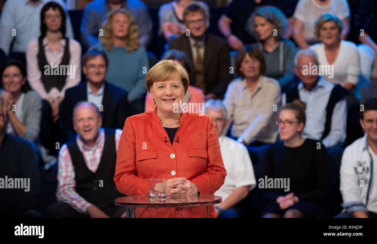 Lübeck, Deutschland. 11 Sep, 2017. Die deutsche Bundeskanzlerin Angela Merkel sieht in die Kamera im TV-Studio des 'Wahl' in der Arena Kulturwerft Gollan in Lübeck, Deutschland, 11. September 2017. Angela Merkel beantwortet Fragen der öffentlichen rund zwei Wochen vor den Wahlen. Etwa 150 Männer und Frauen haben die Chance, den Bundeskanzler zu bitten. Foto: Daniel Reinhardt/dpa/Alamy leben Nachrichten Stockfoto