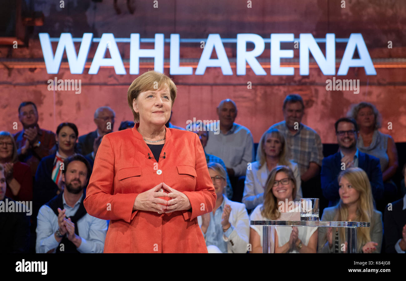 Lübeck, Deutschland. 11 Sep, 2017. dpatop - Bundeskanzlerin Angela Merkel sieht in die Kamera im TV-Studio des 'Wahl' in der Arena Kulturwerft Gollan in Lübeck, Deutschland, 11. September 2017. Angela Merkel beantwortet Fragen der öffentlichen rund zwei Wochen vor den Wahlen. Etwa 150 Männer und Frauen haben die Chance, den Bundeskanzler zu bitten. Foto: Daniel Reinhardt/dpa/Alamy leben Nachrichten Stockfoto