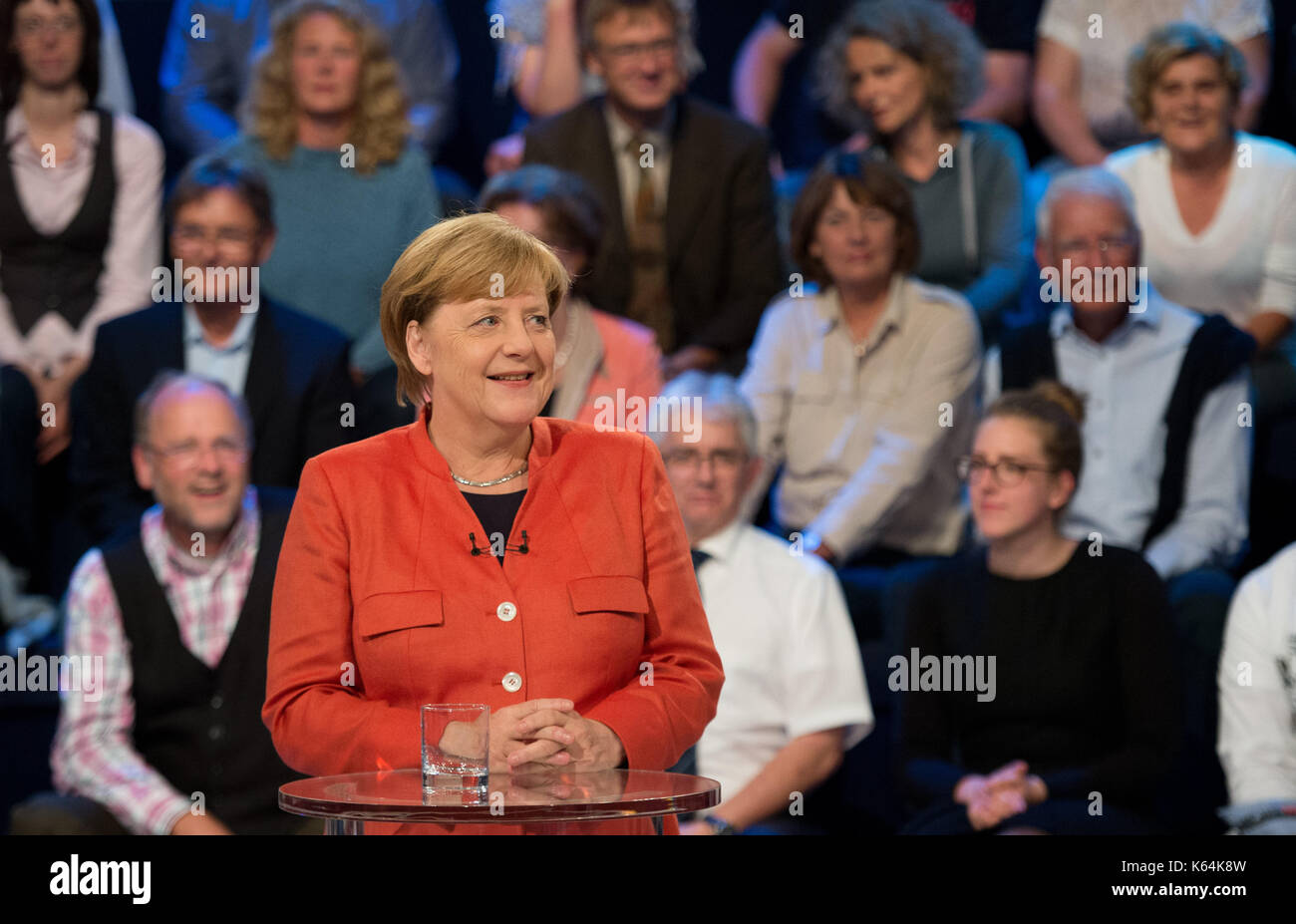 Lübeck, Deutschland. 11 Sep, 2017. Die deutsche Bundeskanzlerin Angela Merkel lächelt im TV-Studio des 'Wahl' in der Arena Kulturwerft Gollan in Lübeck, Deutschland, 11. September 2017. Angela Merkel beantwortet Fragen der öffentlichen rund zwei Wochen vor den Wahlen. Etwa 150 Männer und Frauen haben die Chance, den Bundeskanzler zu bitten. Foto: Daniel Reinhardt/dpa/Alamy leben Nachrichten Stockfoto