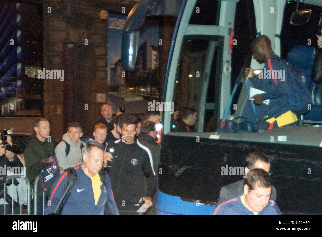 Glasgow, Schottland, Großbritannien. 11. September 2017. Die Paris Saint-Germain (PSG) Fußball Mannschaft kommt in Glasgow Flughafen aus Frankreich, vor der morgigen UEFA Champions League qualifier Match gegen Celtic. Voraussichtlich vor einer Masse von rund 58.000 Fans im Celtic Park zu spielen, sind die Pariser Edinson Cavani, plus Unterzeichnung, Neymar und Kylian Mbappé (auf Darlehen von AS Monaco). Angesichts der hohen Profil des Spiels, und die jüngsten Terroranschläge, die zusätzlichen Sicherheitsmaßnahmen in und rund um das Stadion an der richtigen Stelle, einschließlich der bewaffneten Polizisten und Straßensperrungen. Iain McGuinness/Alamy leben Nachrichten Stockfoto