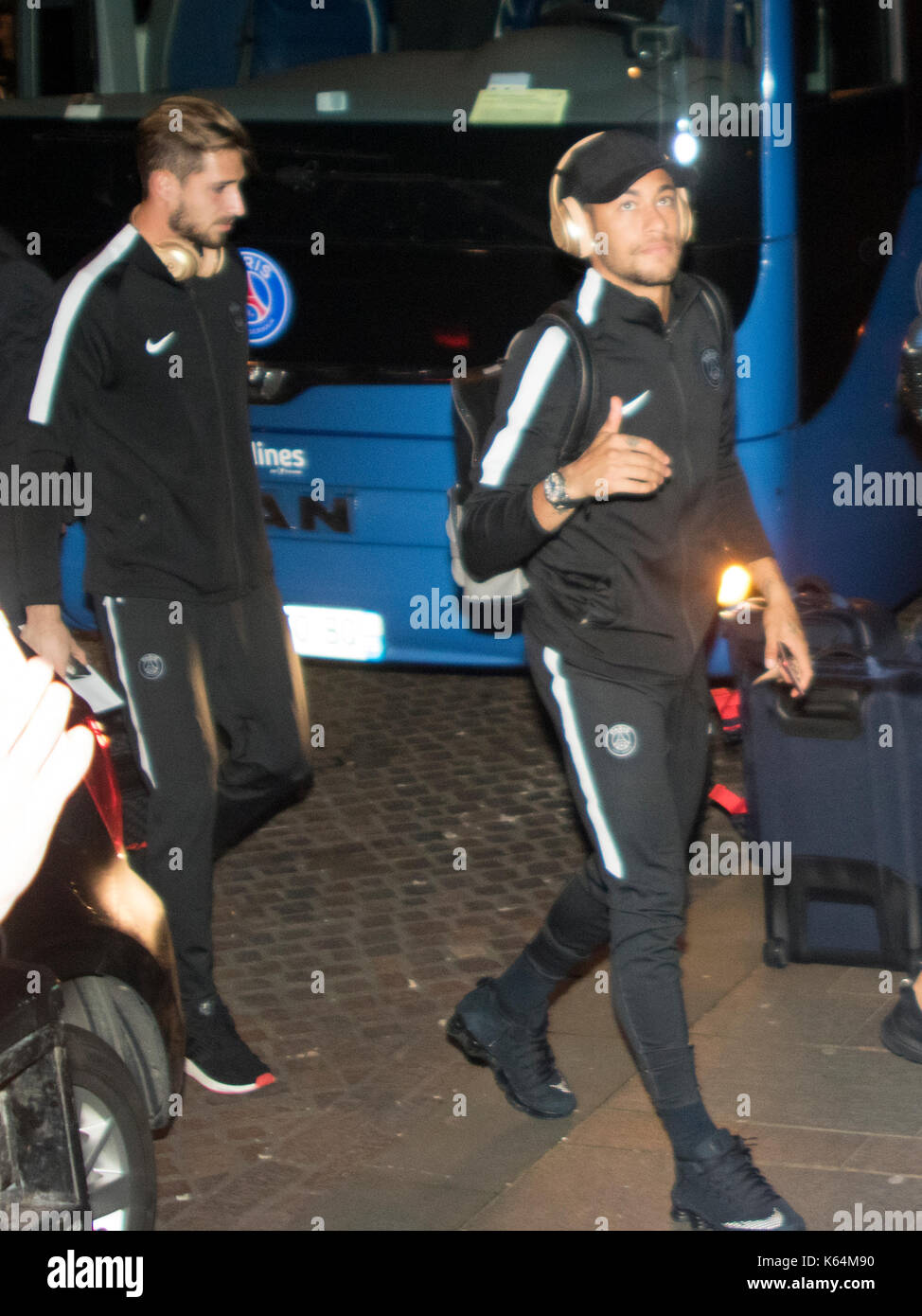 Glasgow, Schottland, Großbritannien. 11. September 2017. Neymar, und der Rest der Paris Saint-Germain (PSG) Fußballmannschaft Ankunft am Flughafen von Glasgow aus Frankreich, vor der morgigen UEFA Champions League qualifier Match gegen Celtic. Voraussichtlich vor einer Masse von rund 58.000 Fans im Celtic Park zu spielen, sind die Pariser Edinson Cavani, plus Unterzeichnung, Neymar und Kylian Mbappé (auf Darlehen von AS Monaco). Angesichts der hohen Profil des Spiels, und die jüngsten Terroranschläge, die zusätzlichen Sicherheitsmaßnahmen in und um das Stadion. Iain McGuinness/Alamy leben Nachrichten Stockfoto