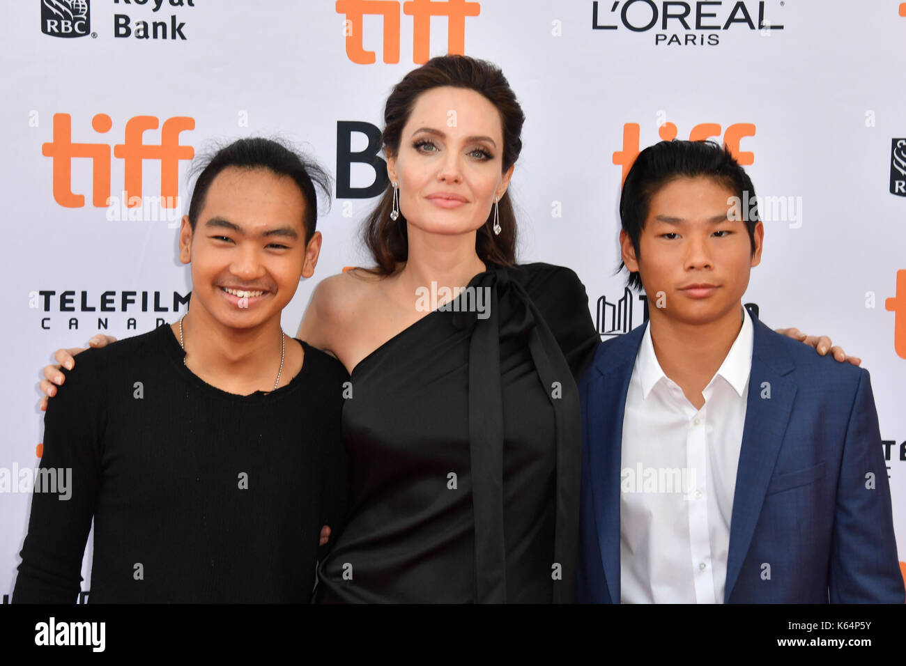 Toronto, Ontario, Kanada. 11 Sep, 2017. (L - R) MADDOX JOLIE-Pitt, Angelina Jolie und PAX-JOLIE-PITT nehmen an der "ersten Sie mein Vater "Premiere während der 2017 Toronto International Film Festival in der Princess of Wales Theater getötet. Quelle: Igor Vidyashev/ZUMA Draht/Alamy leben Nachrichten Stockfoto