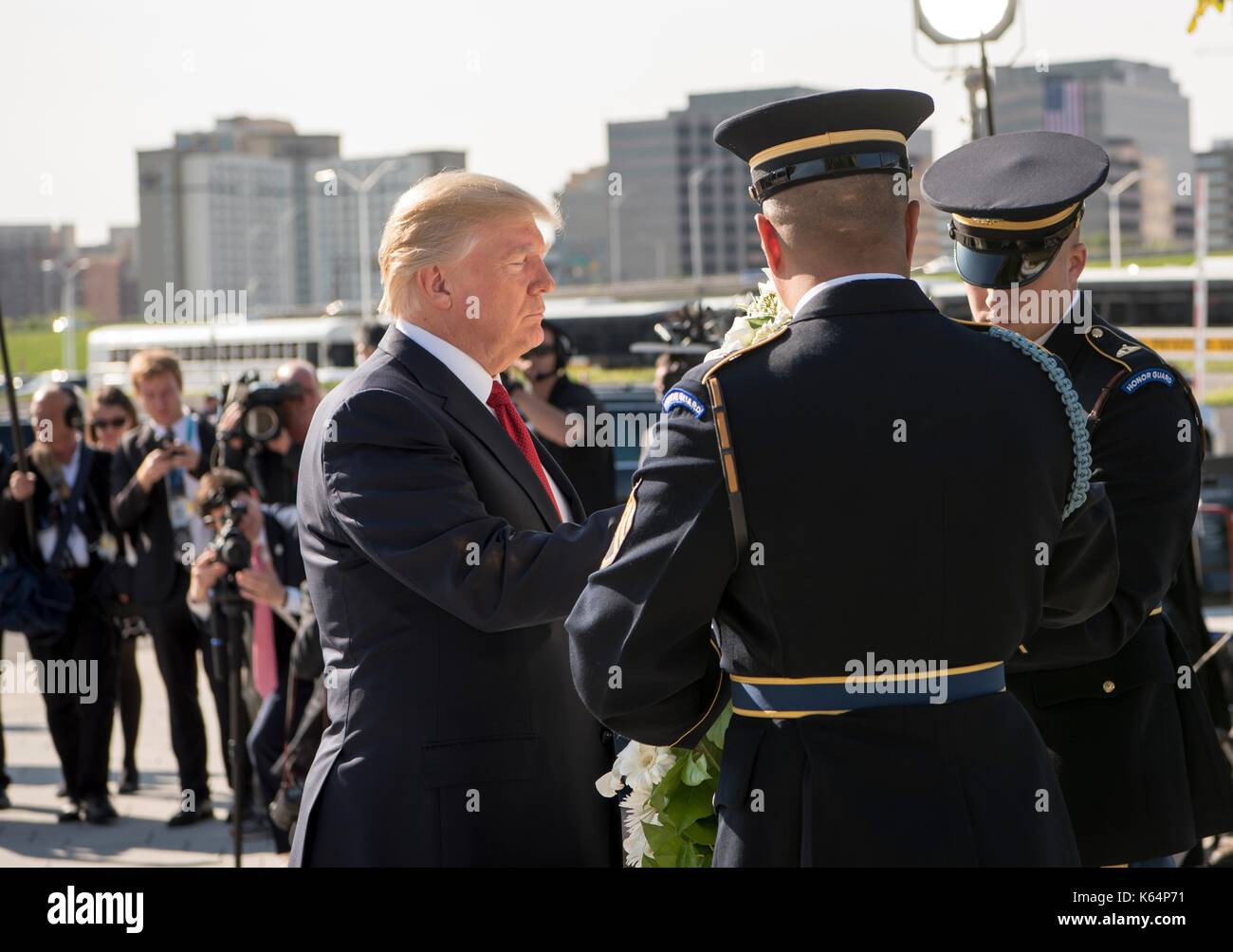 Arlington, Vereinigten Staaten von Amerika. 11. Sep 2014. Us-Präsident Donald Trump Orte einen Kranz am Pentagon Memorial, bevor eine Zeremonie zum Gedenken an den Jahrestag der Terroranschläge vom 11 am Pentagon am 11. September 2017 in Arlington, Virginia. Credit: Planetpix/Alamy leben Nachrichten Stockfoto