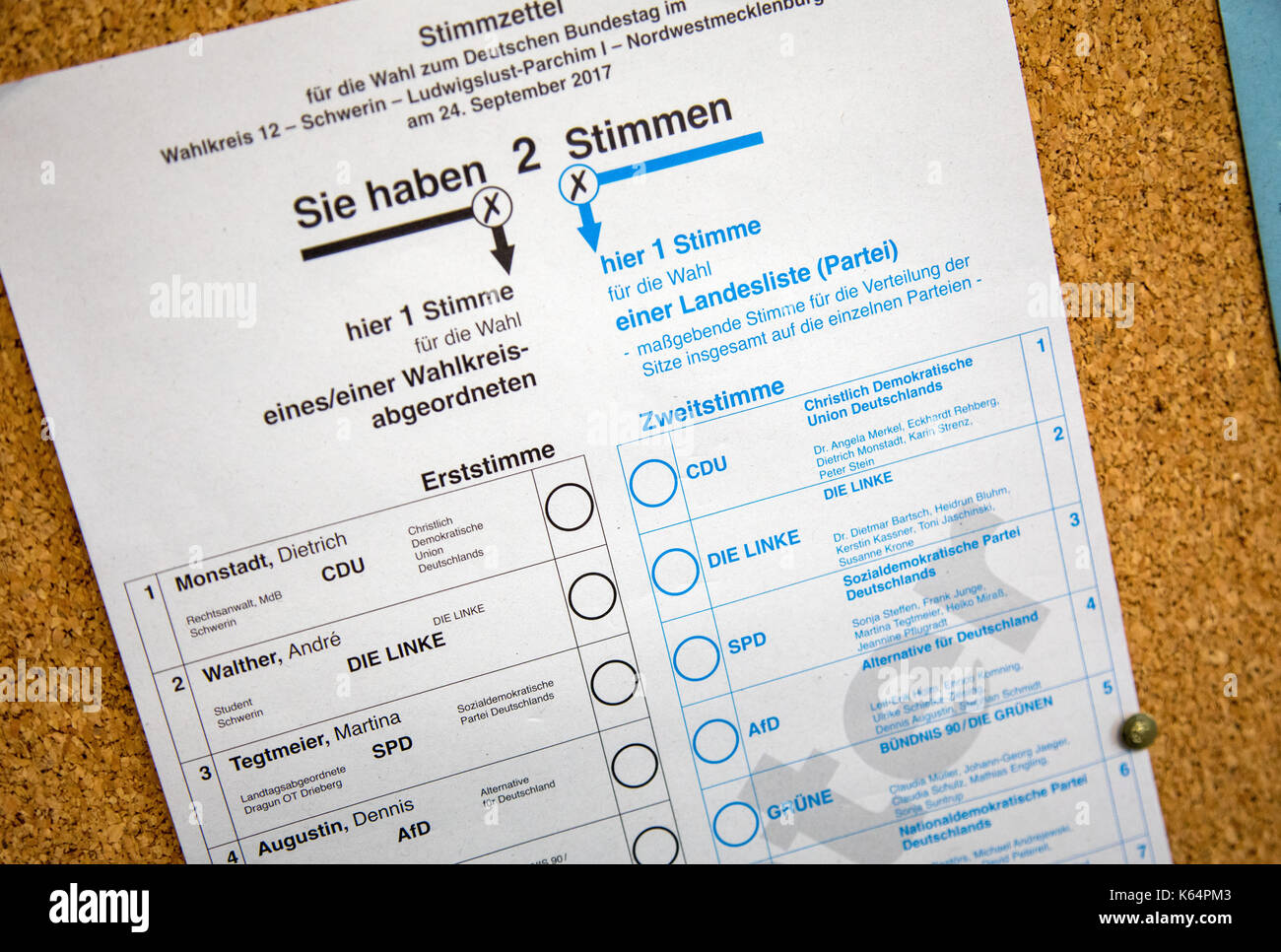 Schwerin, Deutschland. 11 Sep, 2017. Eine Probe Stimmzettel für den Wahlkreis 12 hängt in der Briefwahl im Rathaus in Schwerin, Deutschland, 11. September 2017. Briefwahl wird immer beliebter im deutschen Bundesland Mecklenburg-Vorpommern. Tausende von Menschen Abstimmung per E-Mail bereits vor dem 24. September - aus verschiedenen Gründen. Foto: Jens Büttner/dpa-Zentralbild/dpa/Alamy leben Nachrichten Stockfoto