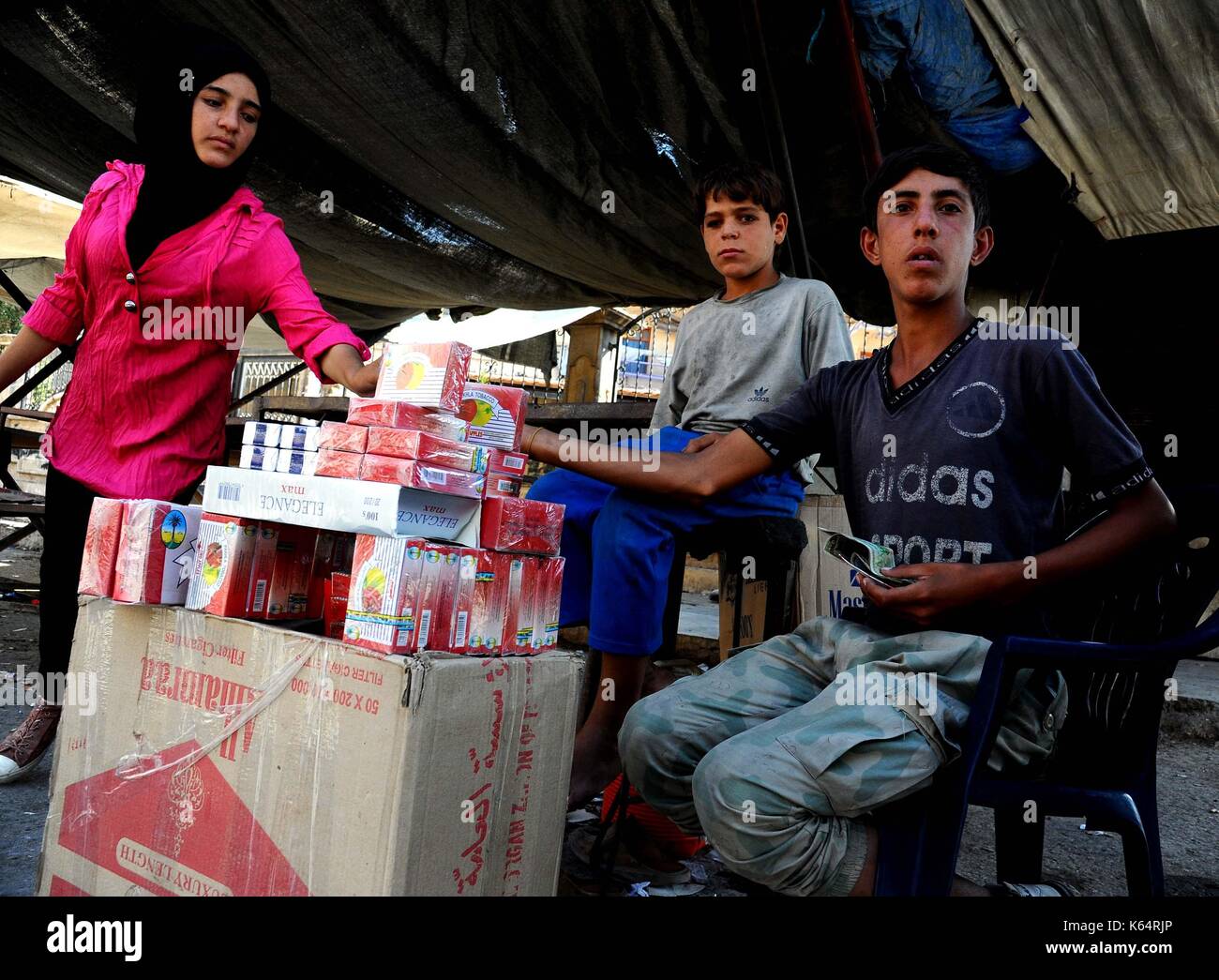 (170912) - Deir al-Zour, Sept. 12, 2017 (Xinhua) - Jugendliche verkaufen Zigaretten in Deir al-Zour Stadt, Osten Syrien, Sept. 11, 2017. Eine Gesamtmenge von 700 Tonnen Hilfsgüter Deir al-Zour am Montag durch die Hauptstraße, die von der syrischen Truppen einen Tag zuvor gesichert wurde erreicht, berichtete die staatliche Nachrichtenagentur SANA. (Xinhua / Ammar Safarjalani) (GJ) Stockfoto