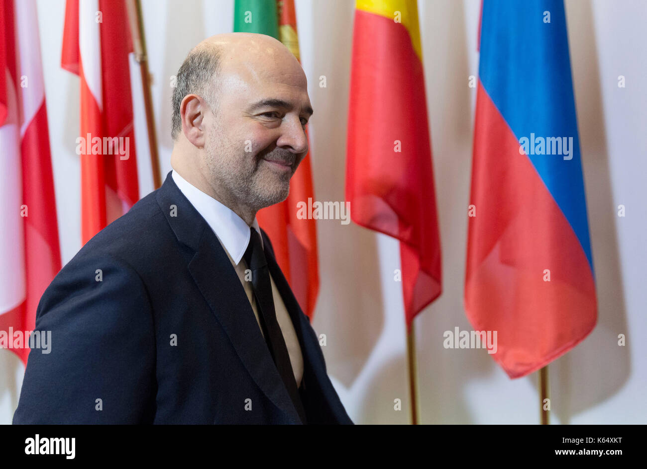 Brüssel, Belgien, am 2015/02/21: Pierre Moscovici, der Europäische Kommissar für Wirtschaft und Finanzen, Steuern und Zölle, der Teilnahme an einem Eurogr Stockfoto