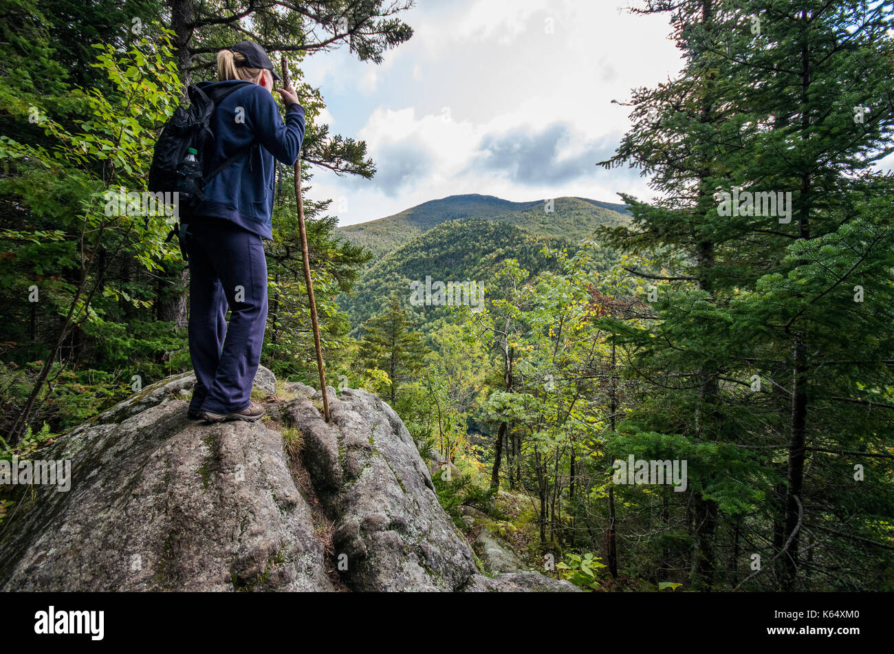 Frau suchen über eine Klippe auf Pitchoff Berg in Keene New York Stockfoto