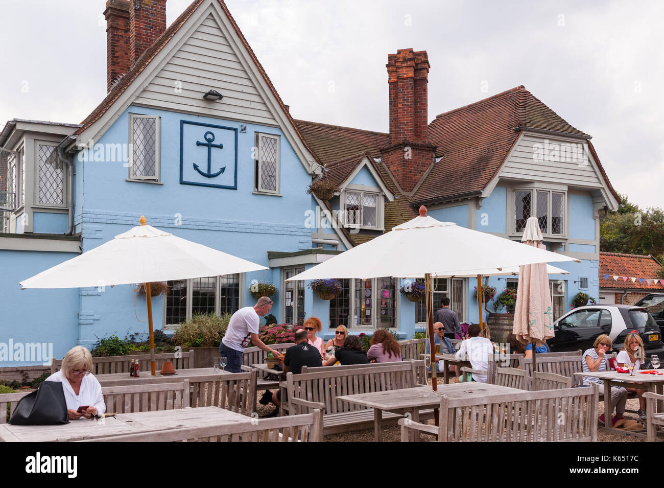 Kunden außerhalb der Anchor Pub in Walberswick, Suffolk, England, Großbritannien, Großbritannien sitzen Stockfoto