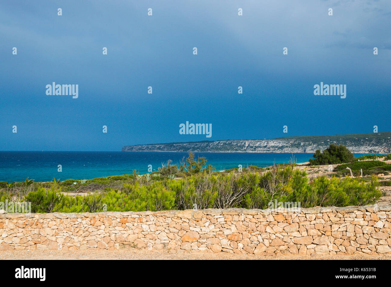 Ein Blick auf die Felsen von La Mola Formentera Stockfoto
