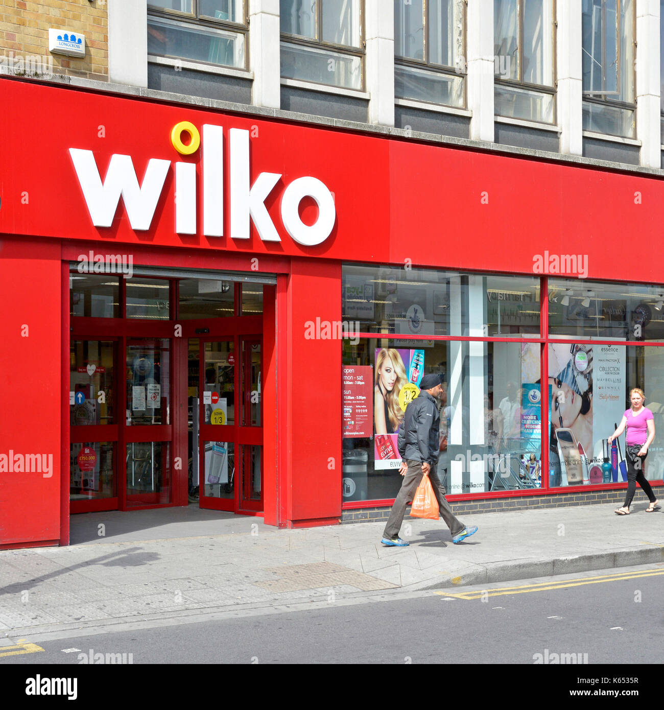 East Ham Shopping High Street & Pflaster Wilko Store Schild & Shop Frontscheibe von Wilkinson Hardware Stores Newham East London England UK neu gebrandet Stockfoto