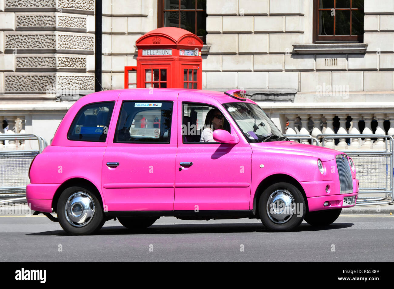 Rosa taxi london -Fotos und -Bildmaterial in hoher Auflösung – Alamy