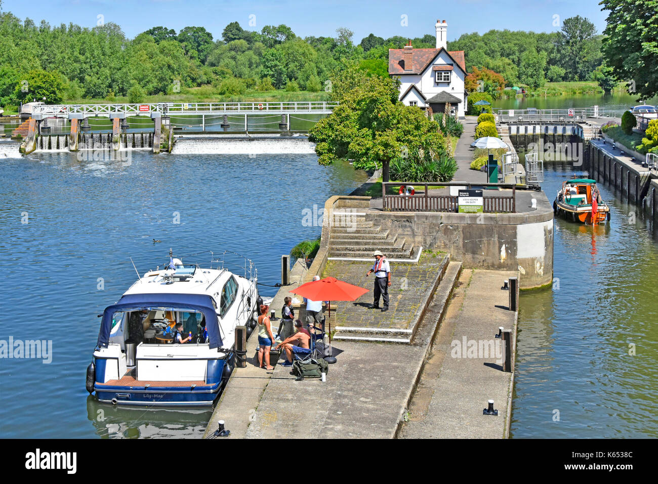 Auf der Suche nach unten von oben am Ansatz der Goring Lock auf der Themse in Oxfordshire mit Streatley Berkshire auf der anderen Seite jenseits Wehr Stockfoto