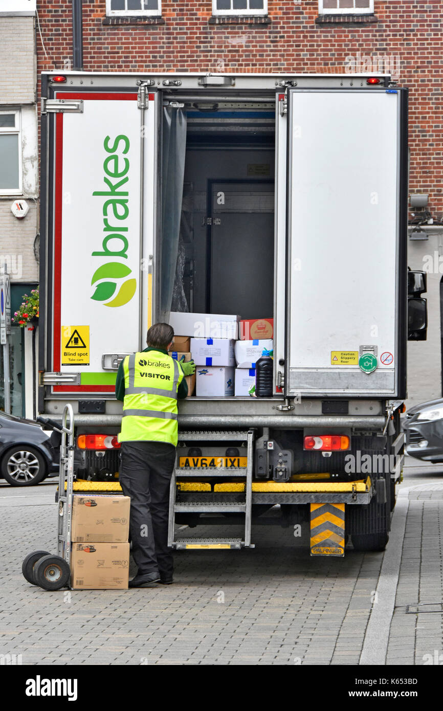 Nahaufnahme von geparkten Bremsen Großhandel Lebensmittel-Lieferkette LKW-Lieferfahrer täglich Entladen Boxen auf Trolley in Brentwood Essex England GB Stockfoto