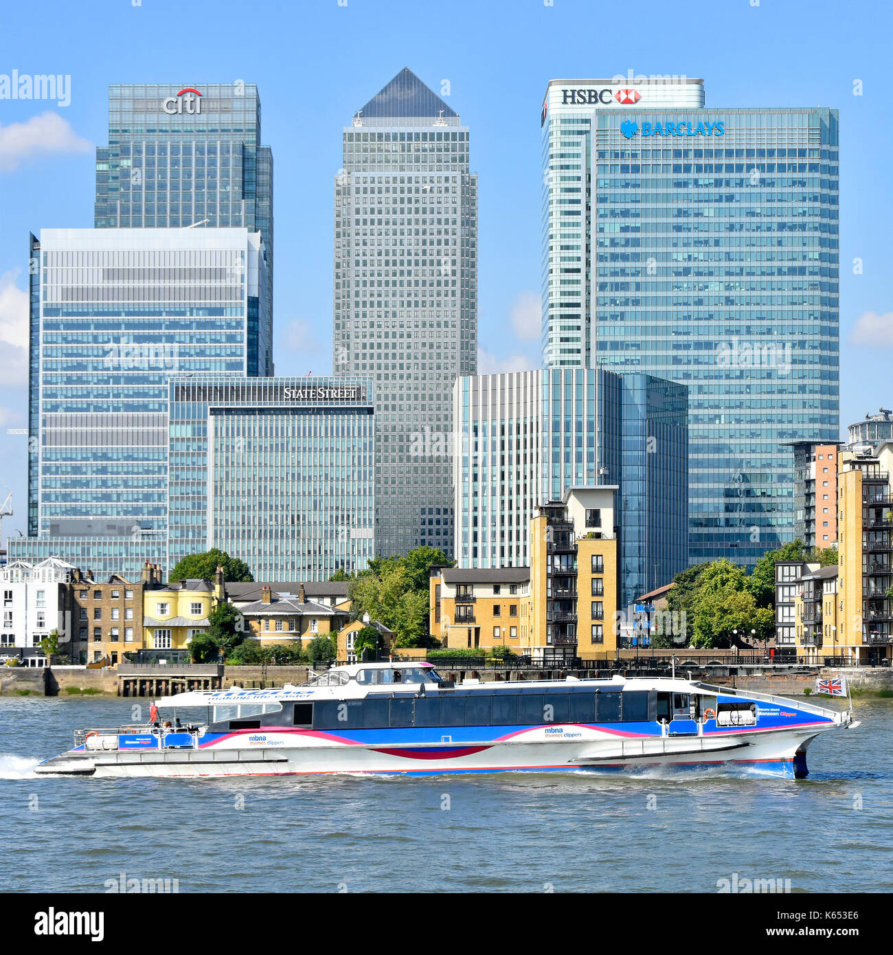 Thames Clipper high speed Fluss-BUS-Dienst übergibt London Docklands Canary Wharf Skyline von Banking HQ moderne Wolkenkratzer Gebäude am Ufer des Flusses Themse Stockfoto
