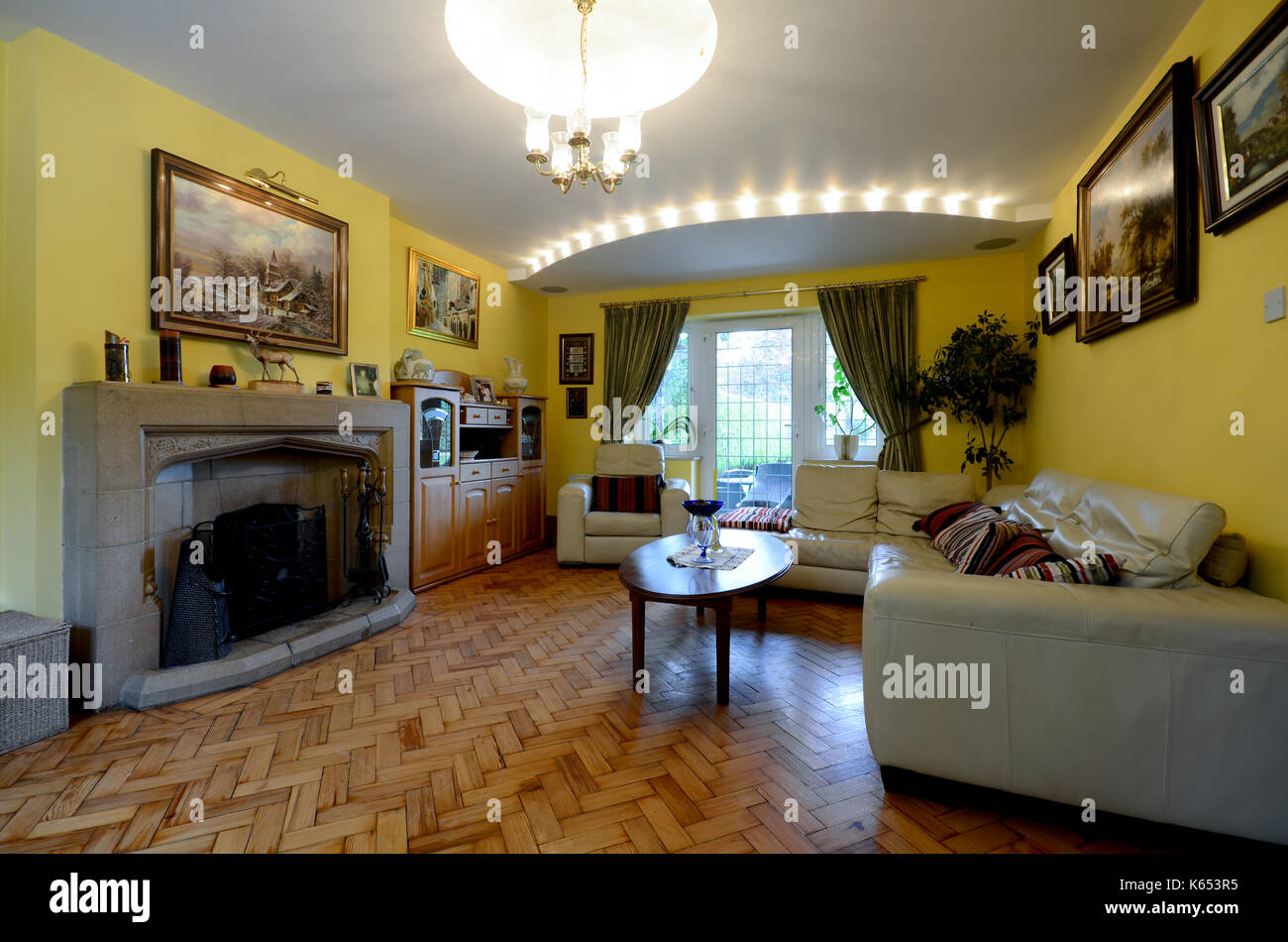 Gelbe Wohnzimmer mit teuren LED-Leuchten Stockfoto