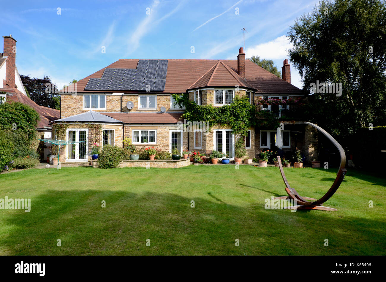 Sonnenkollektoren auf Executive Luxury Home Stockfoto
