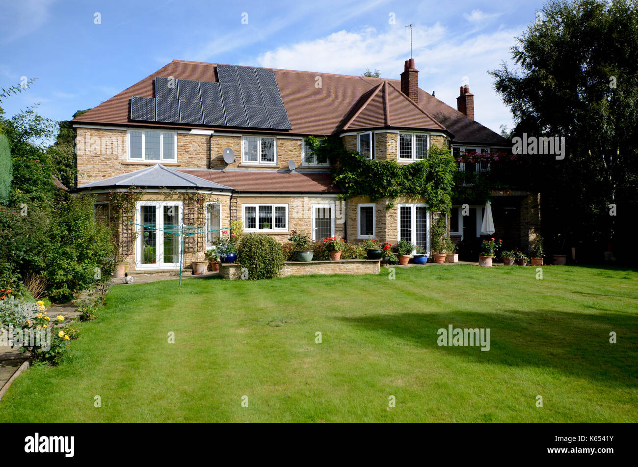 Hinteren Garten Blick auf Executive Luxury Home Stockfoto